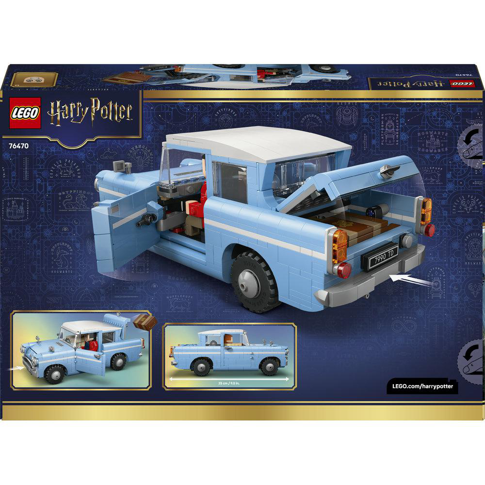 Ein hellblaues LEGO Harry Potter Ford Anglia Auto mit geöffneten Türen und Kofferraum.