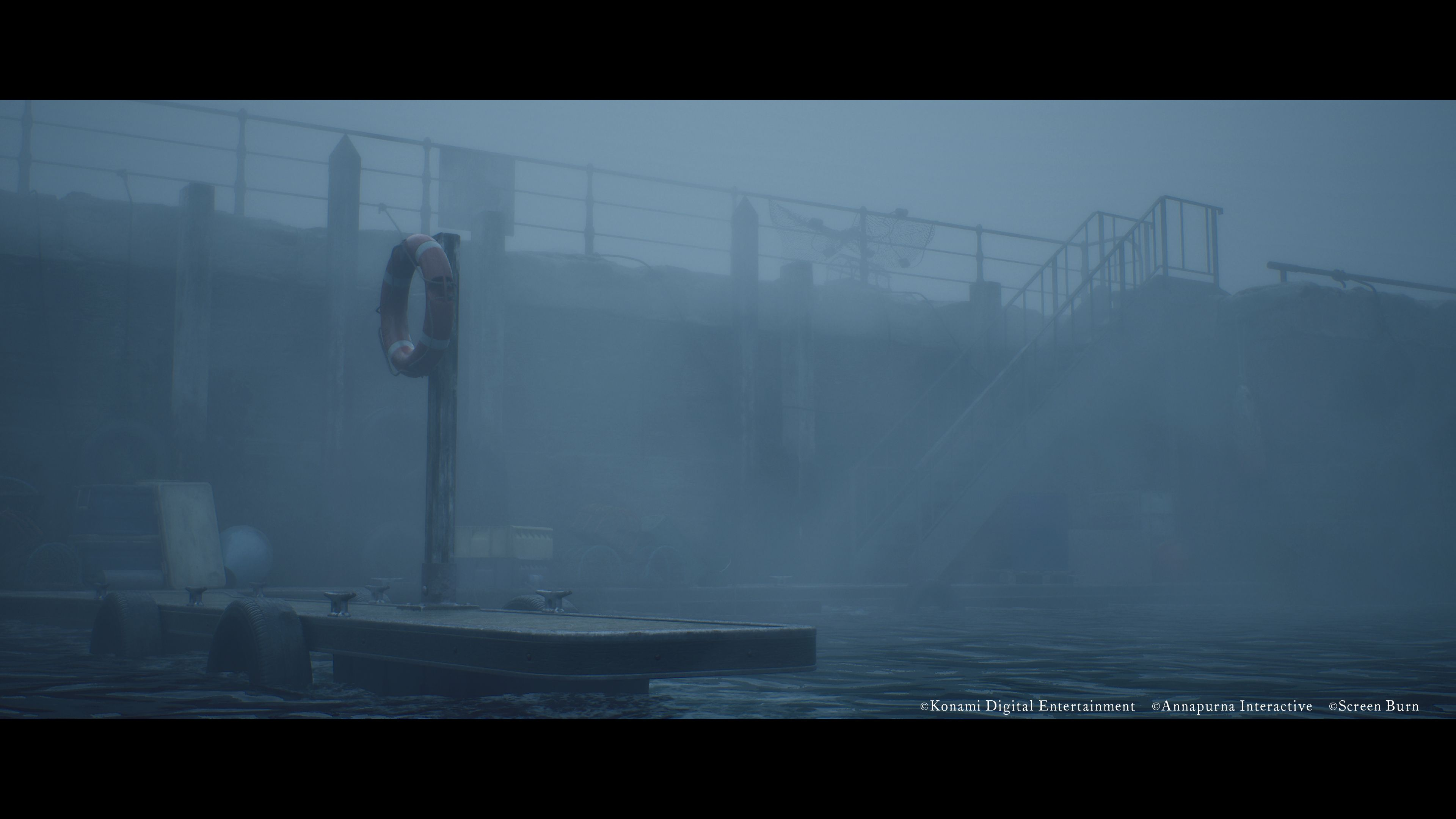 Ein nebliger Kai mit einem Rettungsring und einer Treppe.