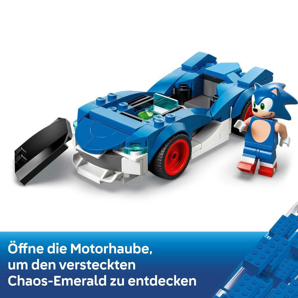 Ein blauer LEGO Sonic mit Rennwagen und schwarzem Teil.