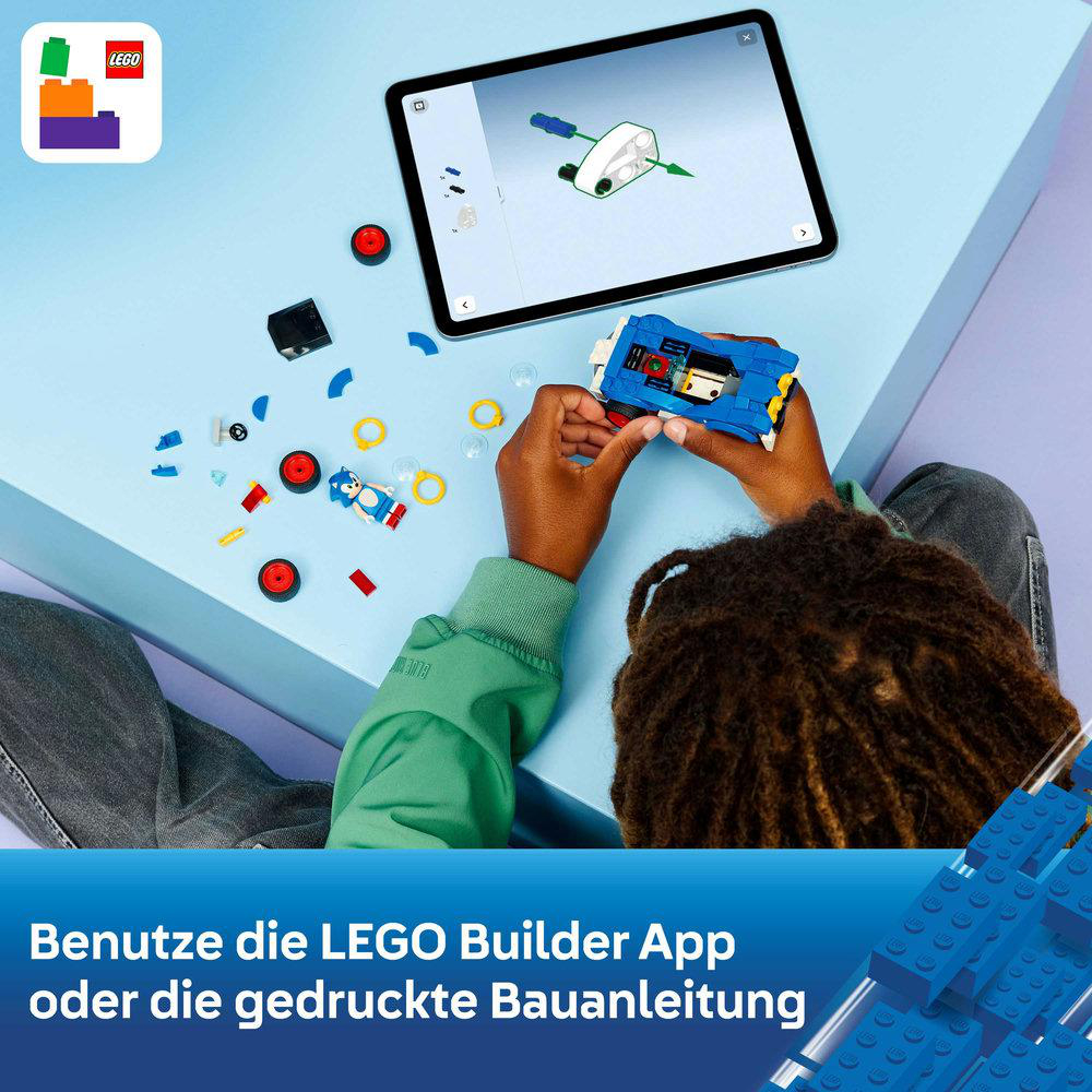 Kind baut mit LEGO-Steinen, daneben ein Tablet mit Bauanleitung.