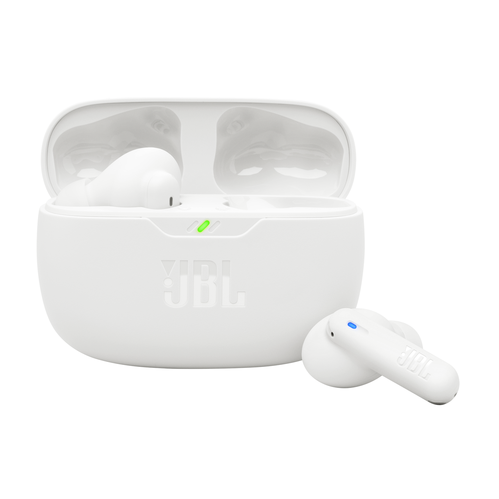 Açık şarj kutulu ve dışarıda bir kulaklıklı beyaz JBL kulaklıklar.