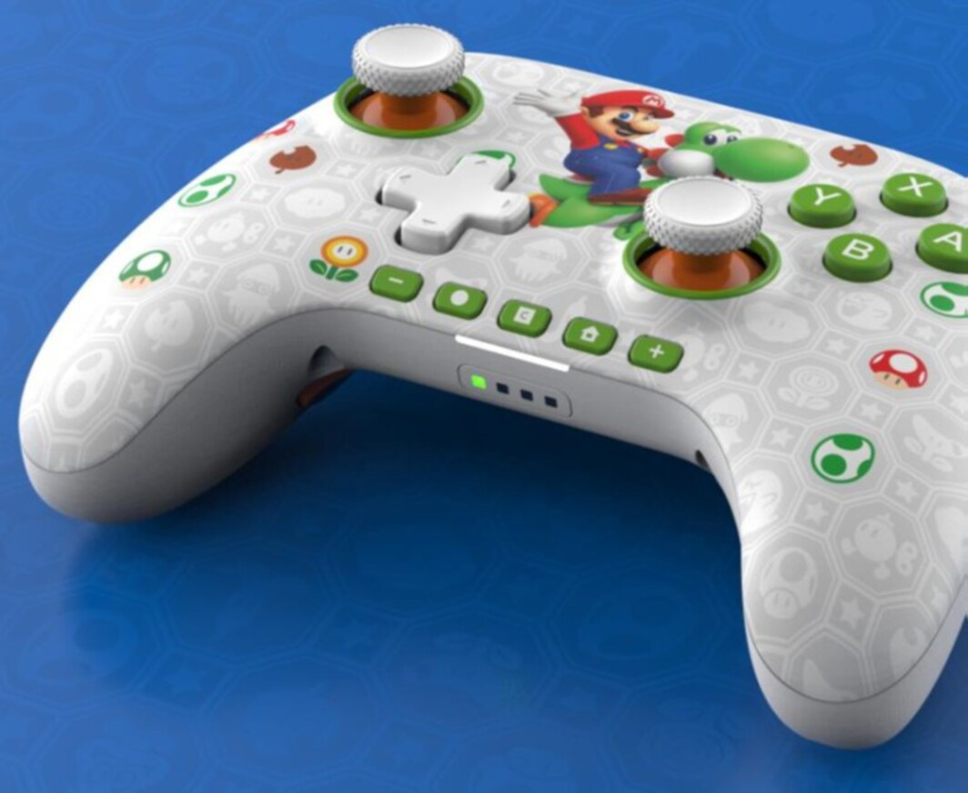 Ein weißer Controller mit Mario und Yoshi, dekoriert mit Super-Mario-Symbolen.