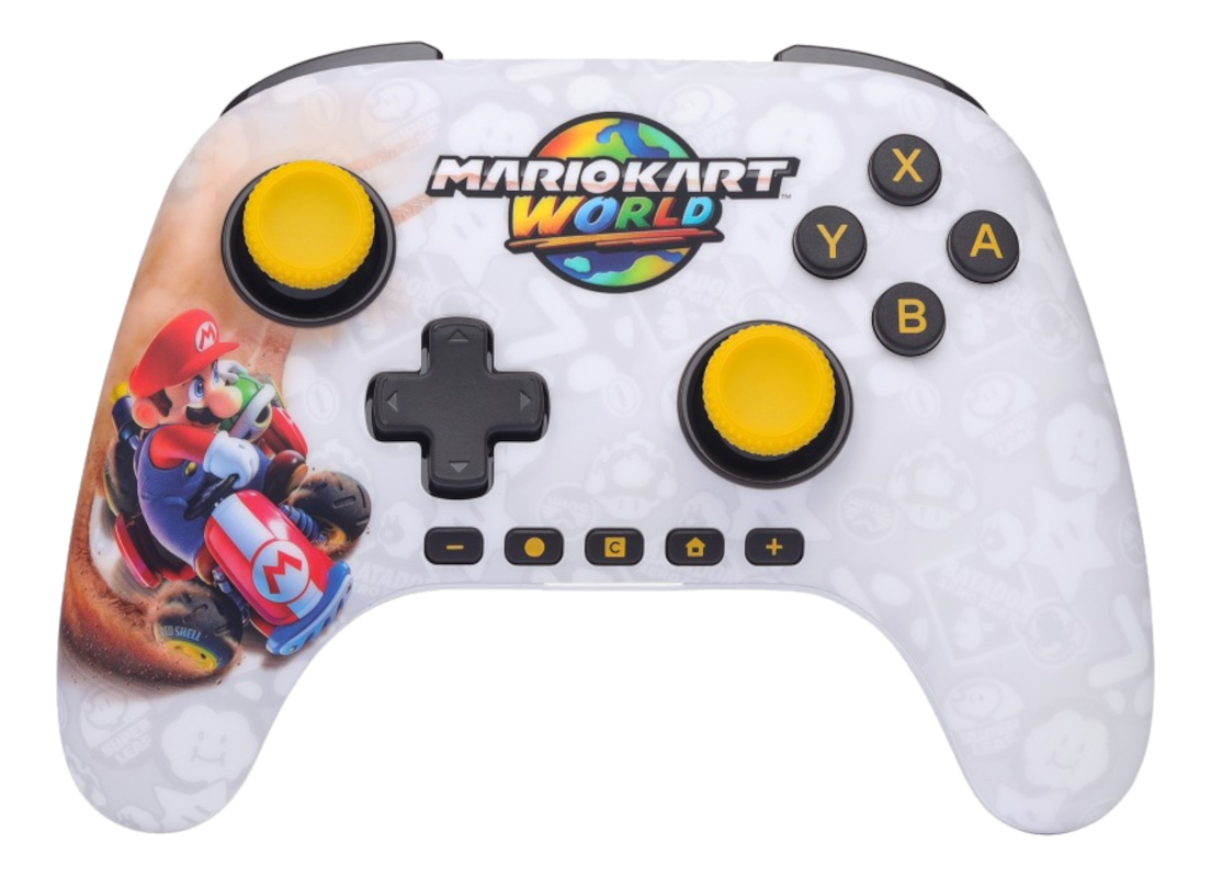 Une manette de jeu blanche avec Mario Kart World, des joysticks et boutons jaunes.
