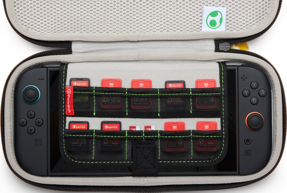 Une Nintendo Switch dans un étui avec de nombreux emplacements pour cartouches.