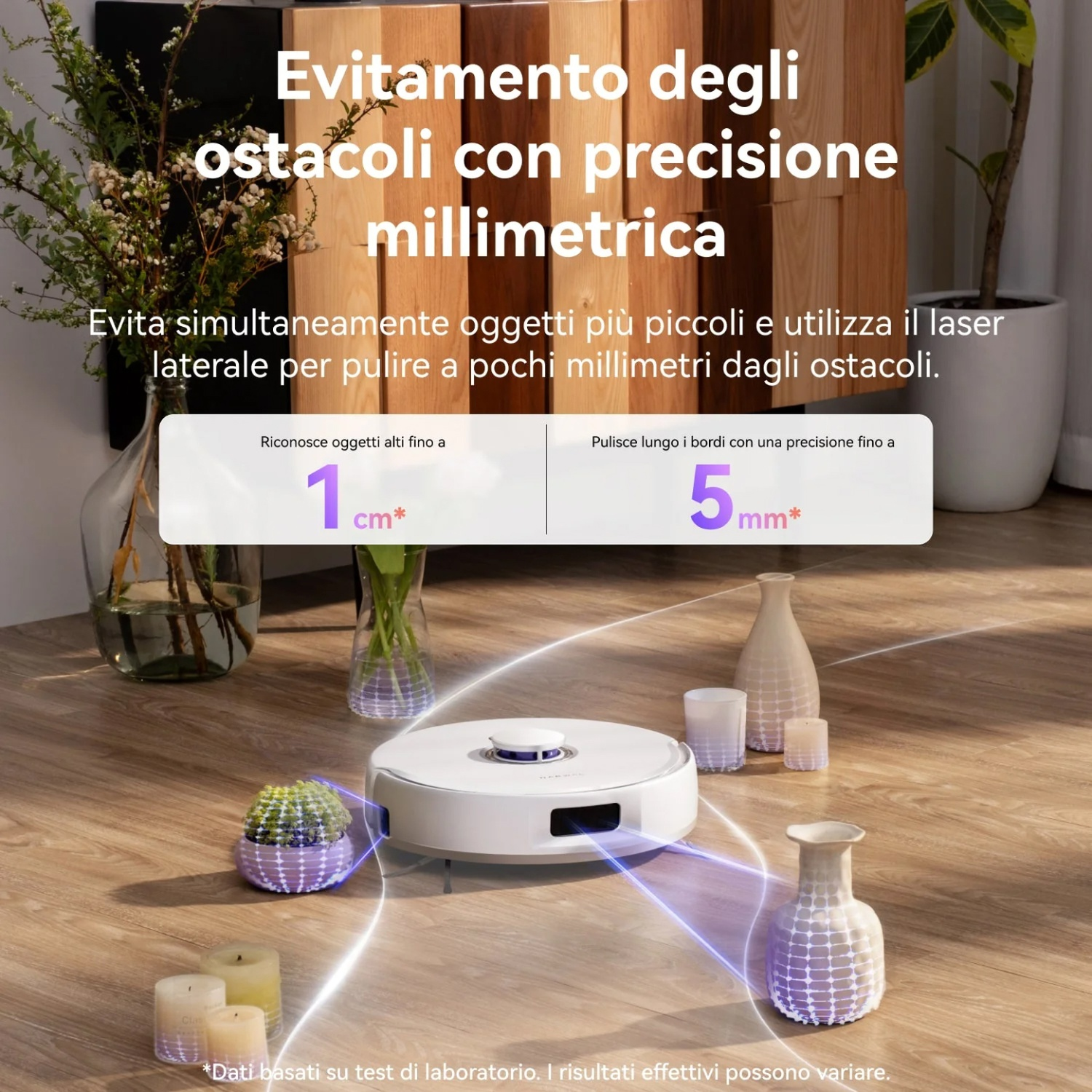 Un robot aspirapolvere bianco naviga con precisione attorno agli oggetti su un pavimento in legno.