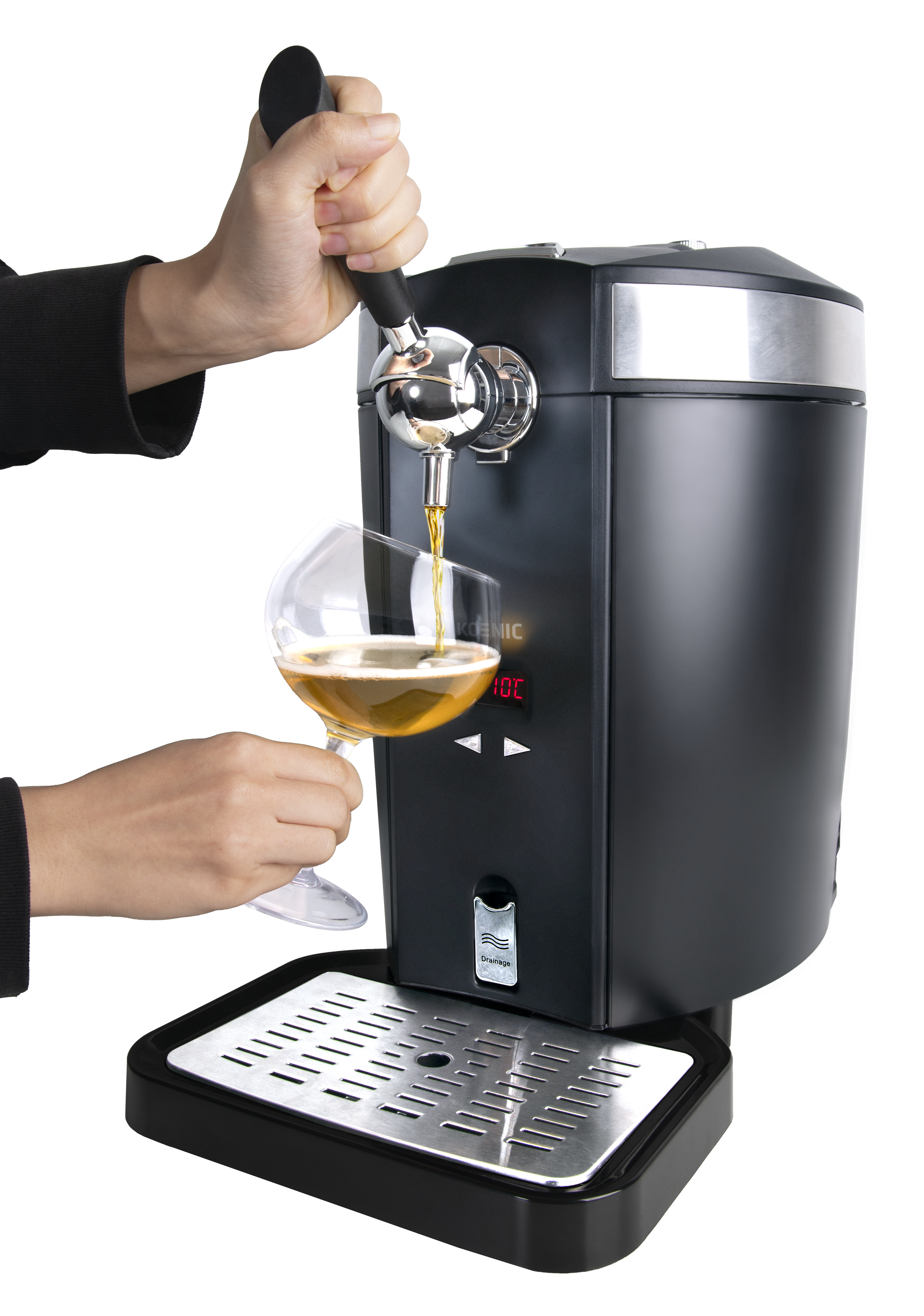 Ręka pociąga za kran, nalewając piwo do szklanki.