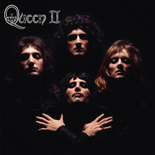 Vier Männer posieren vor schwarzem Hintergrund. "Queen II" Logo oben links.