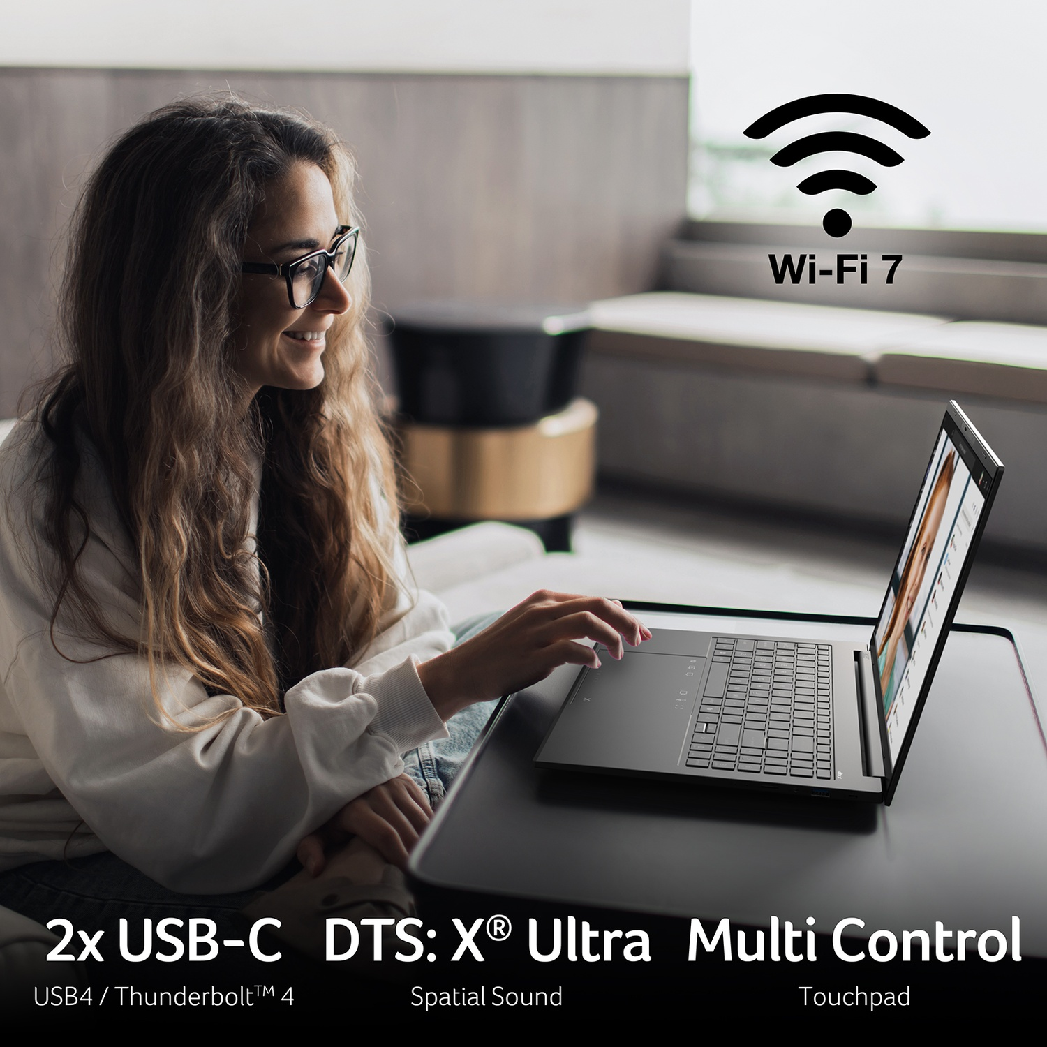 Donna con occhiali usa laptop con Wi-Fi 7, 2x USB-C, DTS:X Ultra.