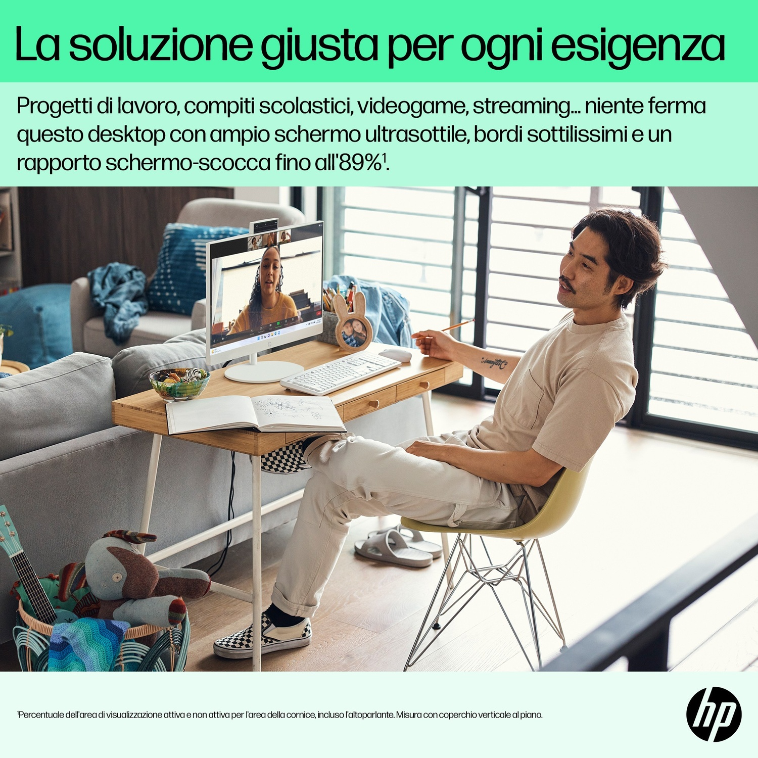 Un uomo siede a una scrivania guardando uno schermo di computer che mostra una videochiamata.