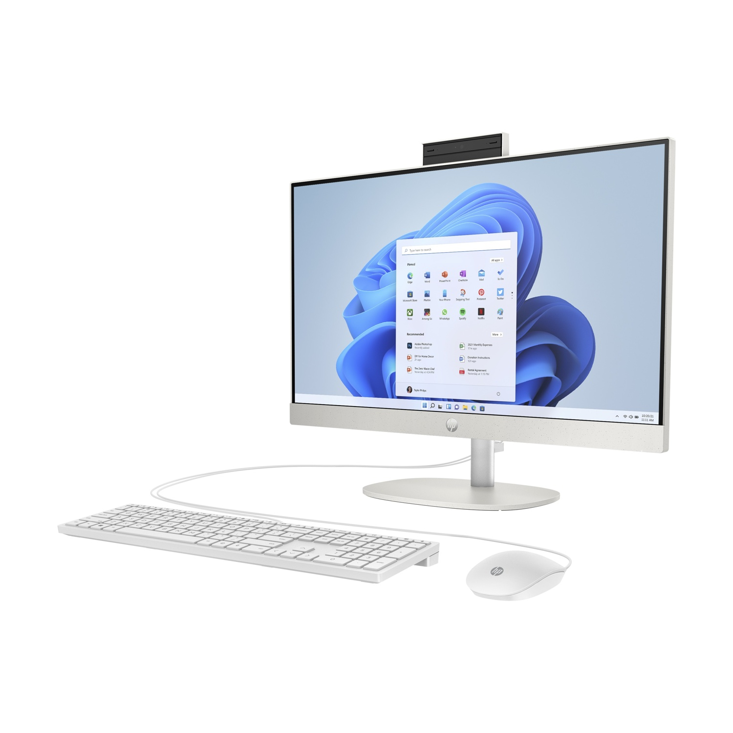 Un computer all-in-one bianco con tastiera e mouse su sfondo bianco.