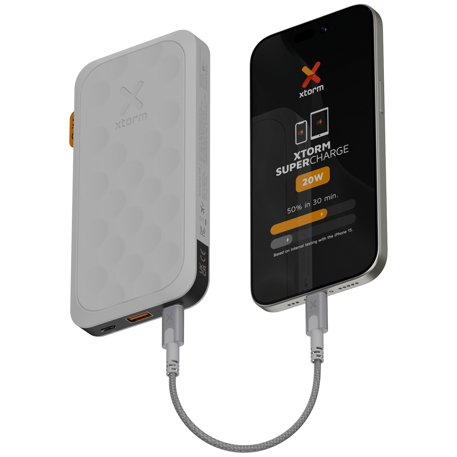 Une banque d'alimentation Xtorm grise charge un smartphone à 20W. L'écran affiche 50% en 30 min.
