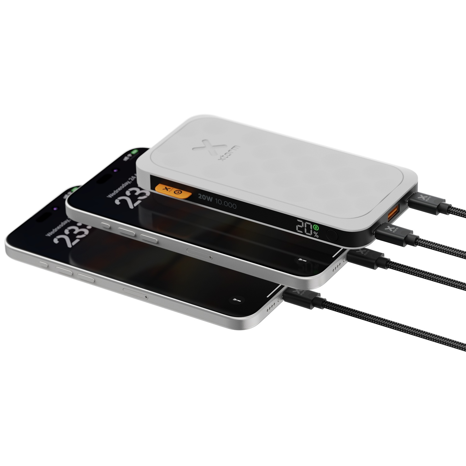 Une batterie externe blanche charge deux smartphones. Des câbles noirs les relient.