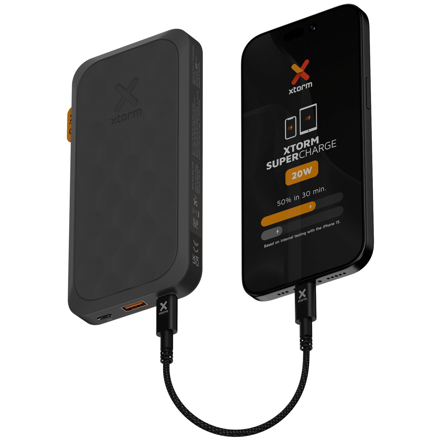 Une batterie externe Xtorm noire et un iPhone connectés par câble.