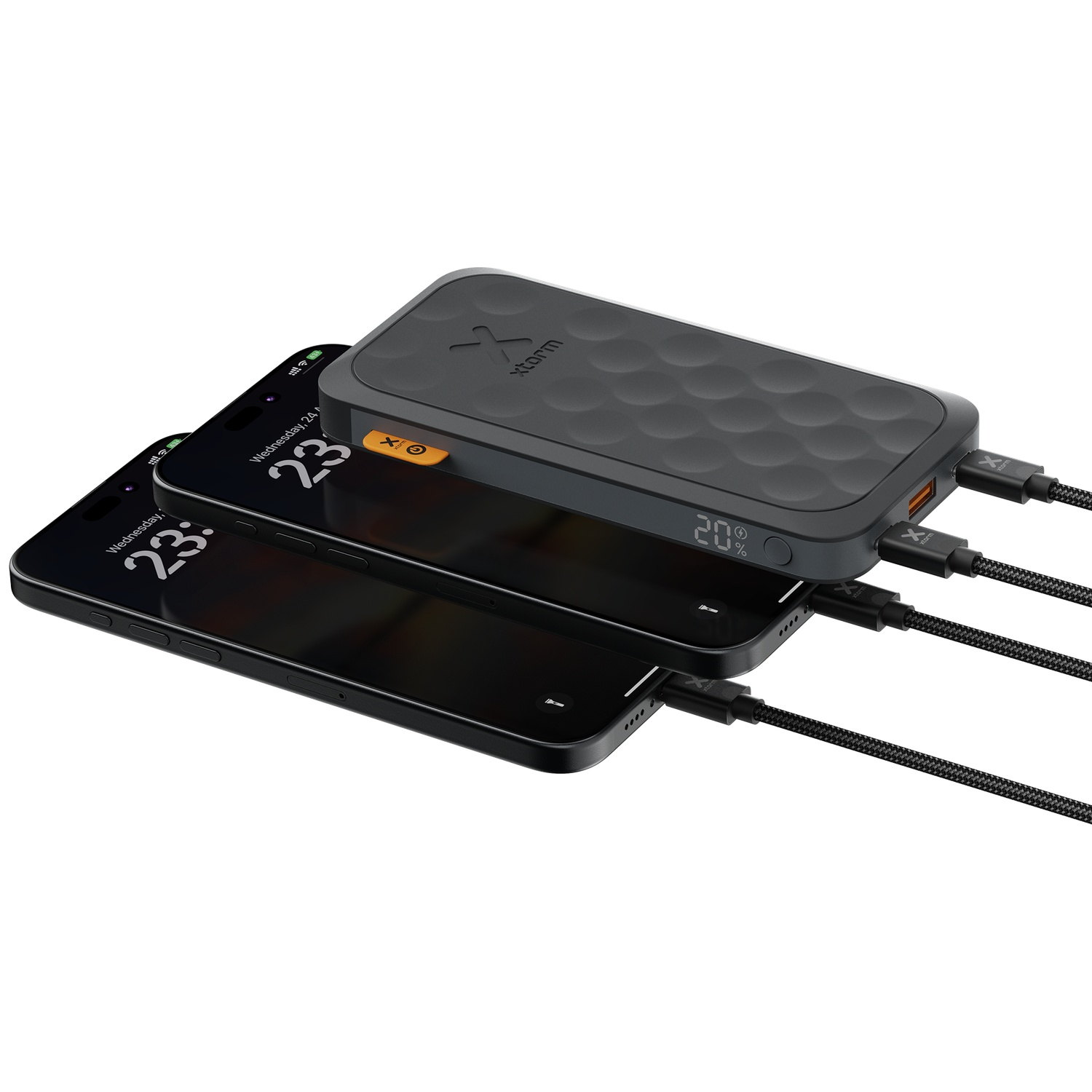Une power bank grise charge deux smartphones noirs via des câbles.