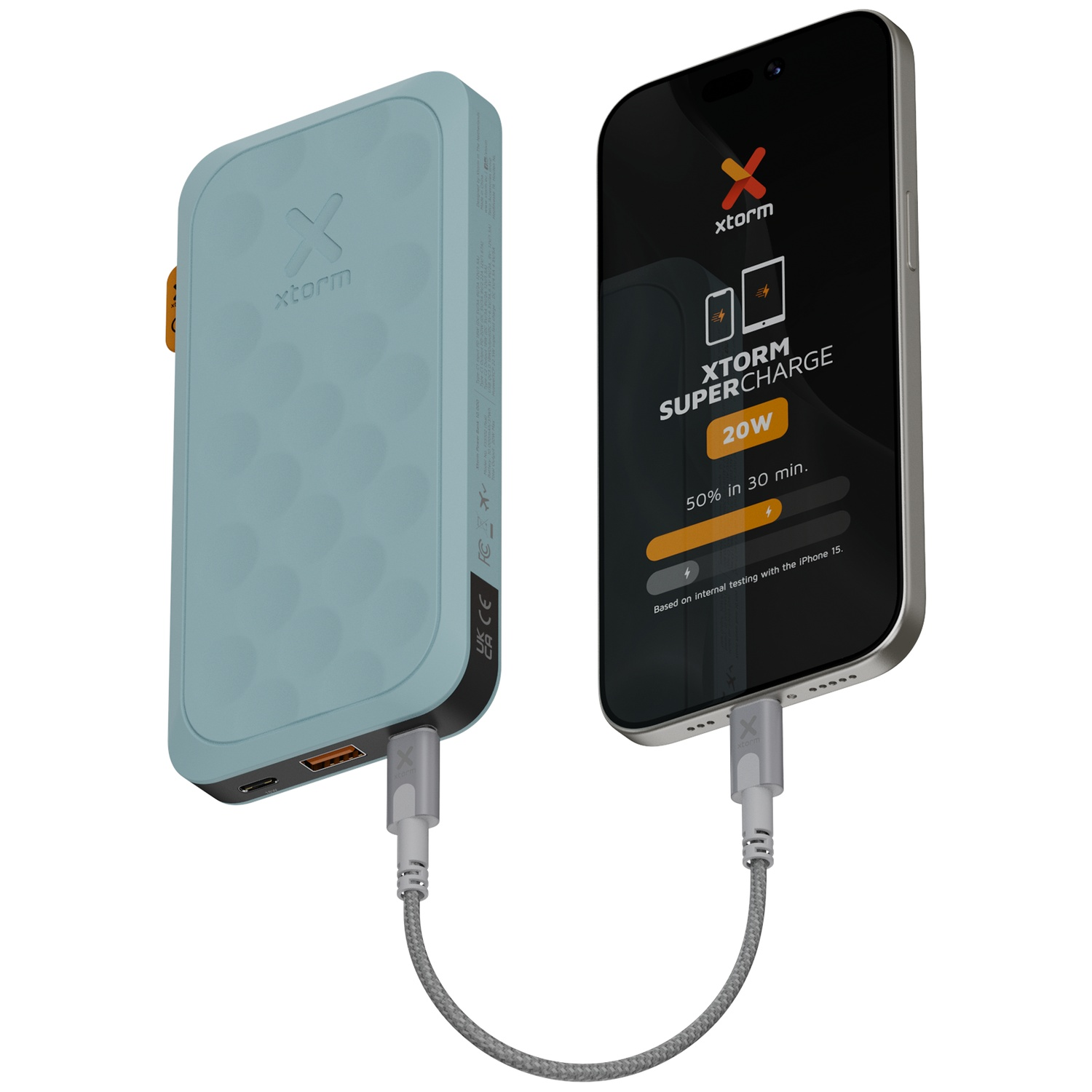 Une banque d'alimentation bleue Xtorm charge un iPhone avec un câble gris.