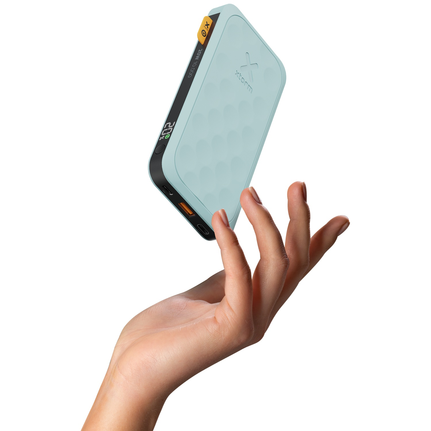 Une main tient une power bank bleu clair à motif nid d'abeille, avec écran.