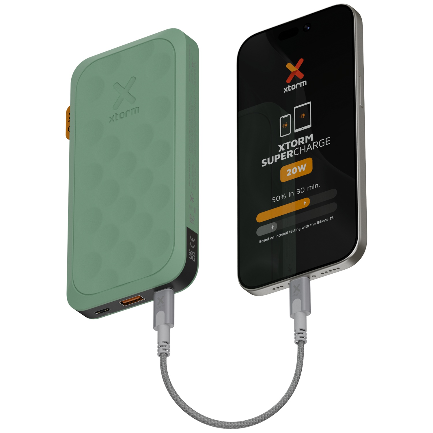 Une power bank Xtorm verte et un iPhone connectés par un câble gris.