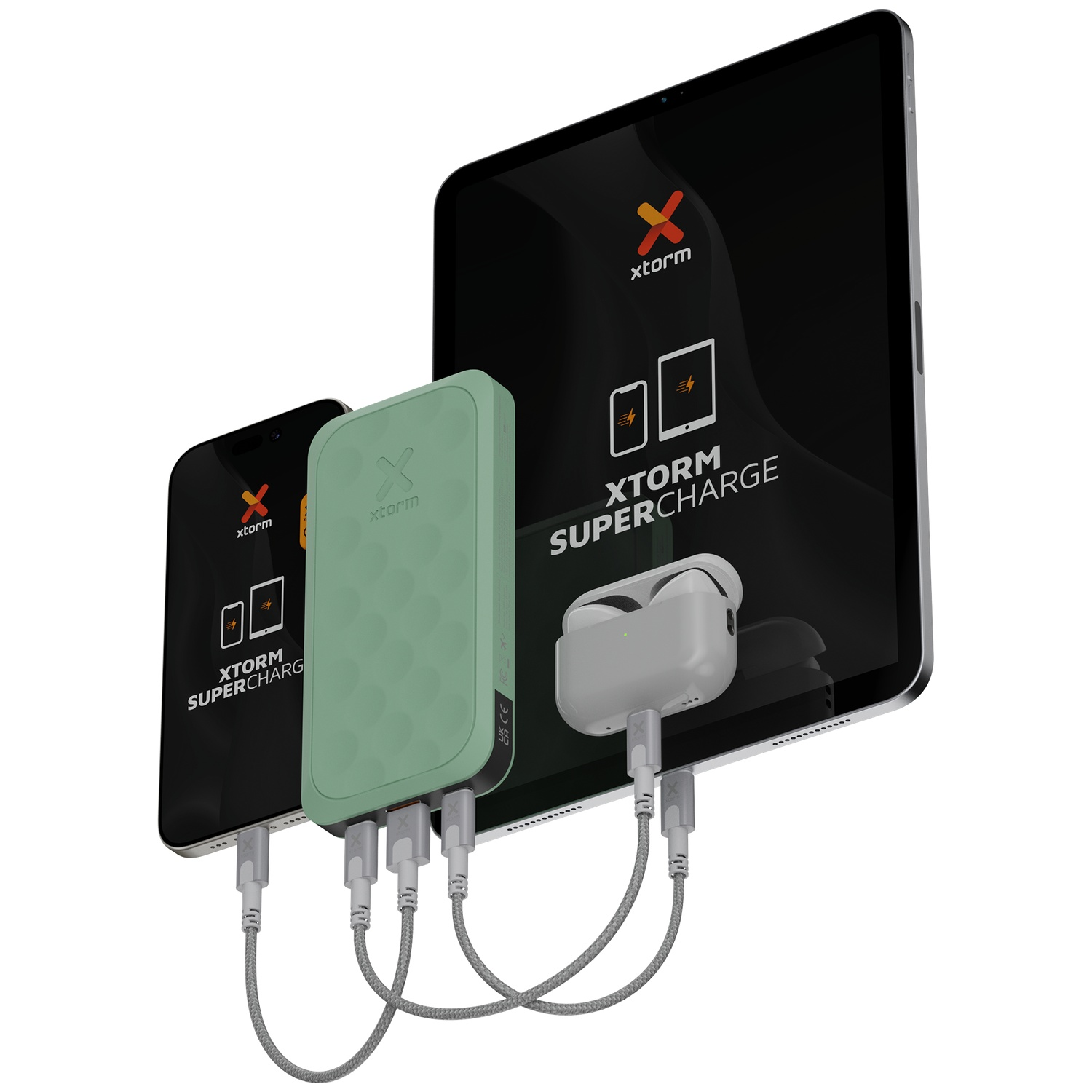 Une batterie externe verte charge un smartphone, des écouteurs et une tablette.