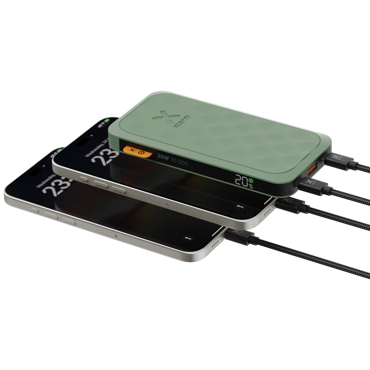 Une batterie externe Xtorm verte charge deux iPhones.