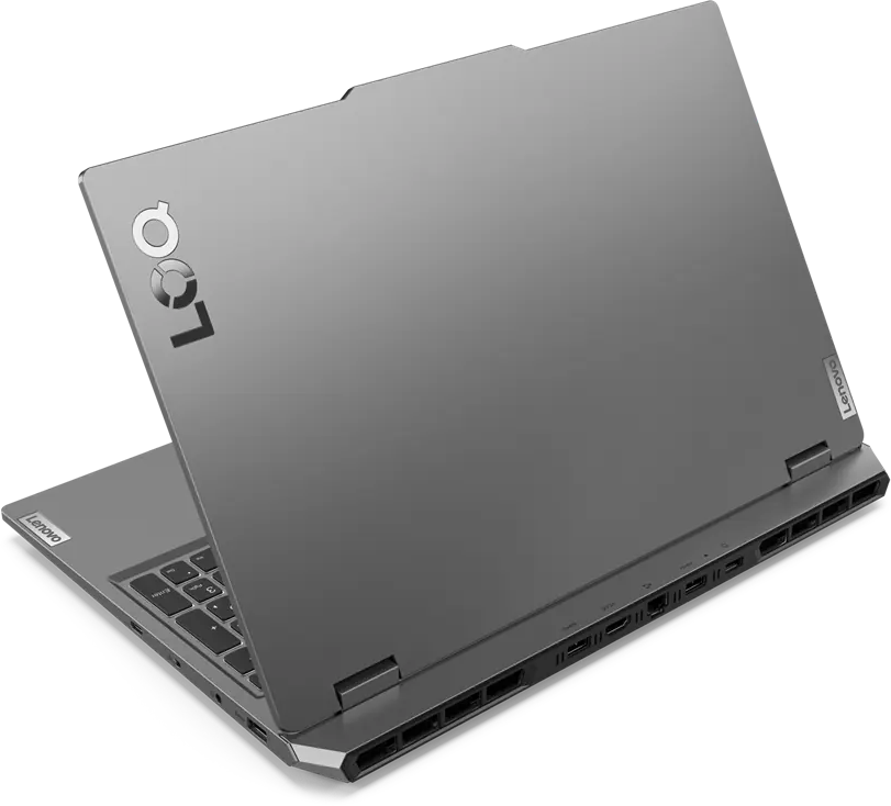 Szürke laptop nyitott fedéllel, logó hátul, sok port az oldalon.