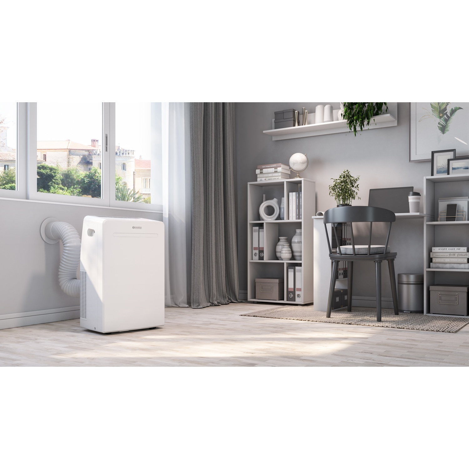 Un condizionatore portatile bianco è vicino a una finestra. Una scrivania con sedia è nella stanza.