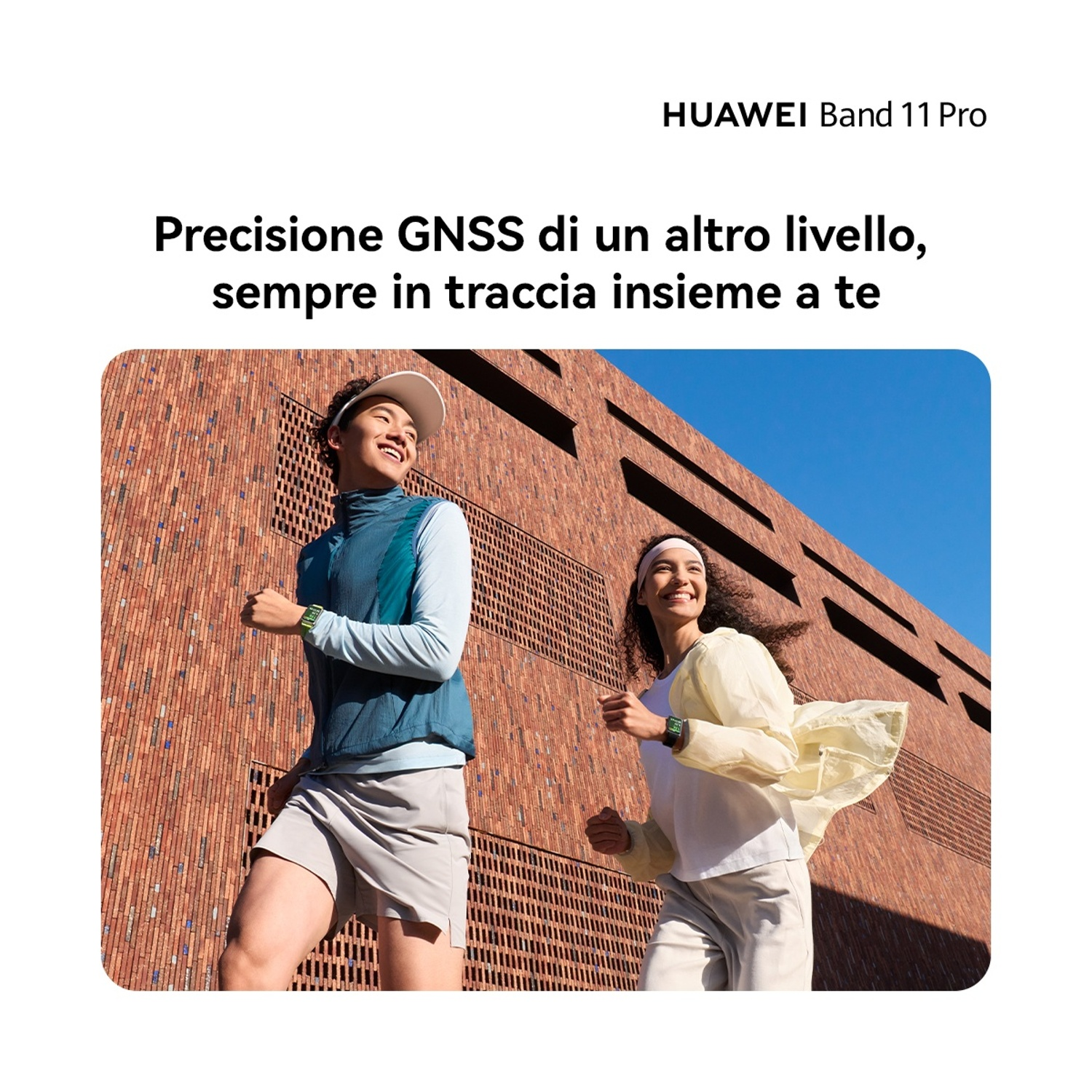 Due giovani corrono davanti a un muro di mattoni. HUAWEI Band 11 Pro.