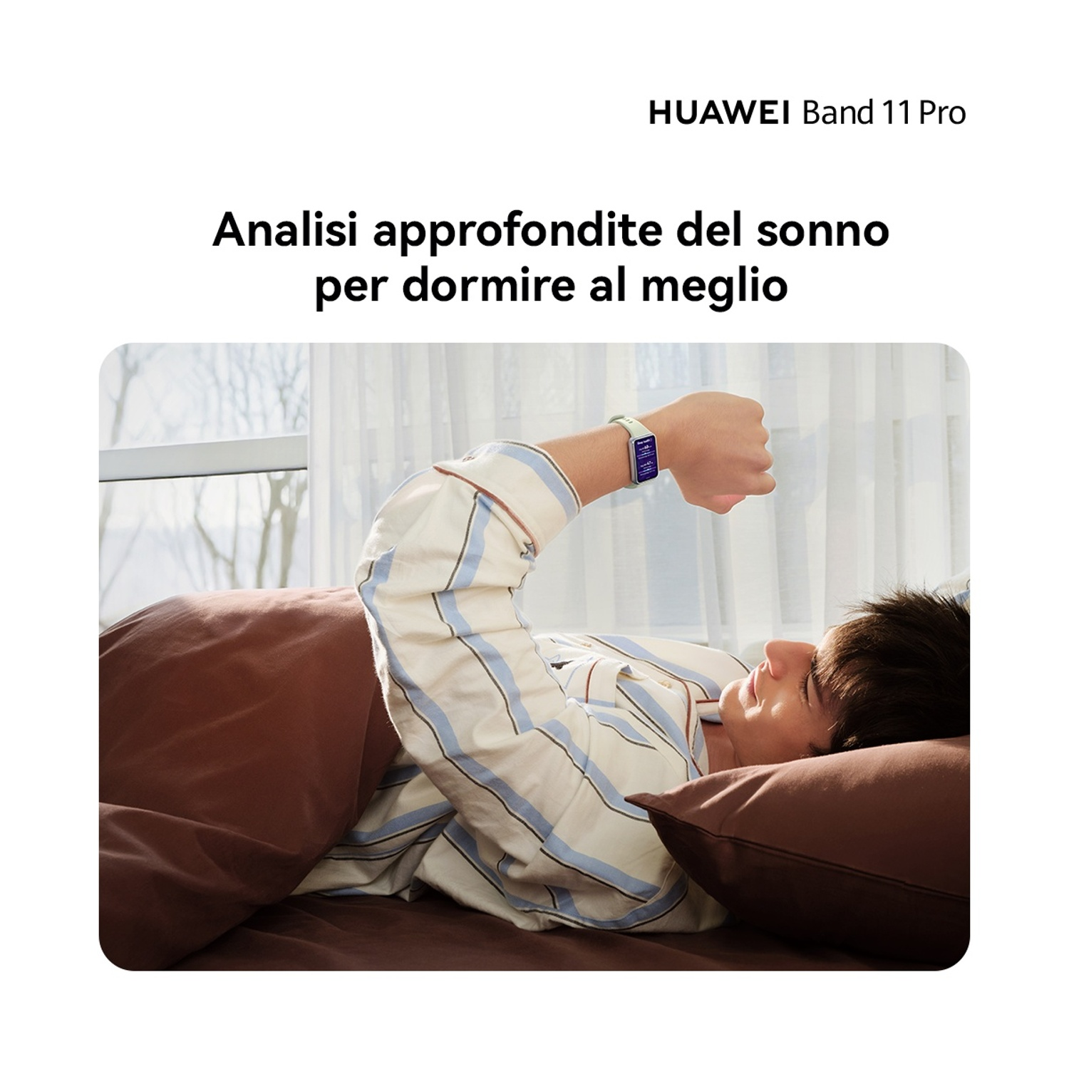 Uomo giace a letto, guardando il suo Huawei Band 11 Pro al polso.