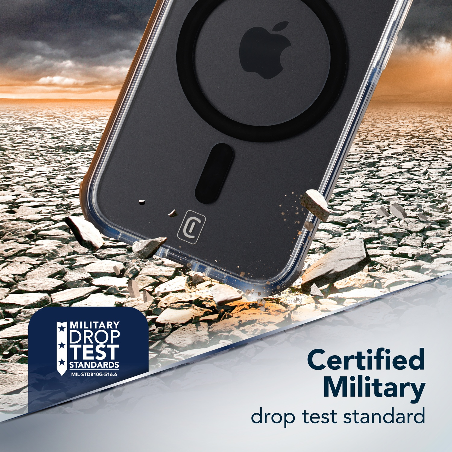 Una custodia per iPhone con logo Apple cade su terreno roccioso. Test di caduta militare.