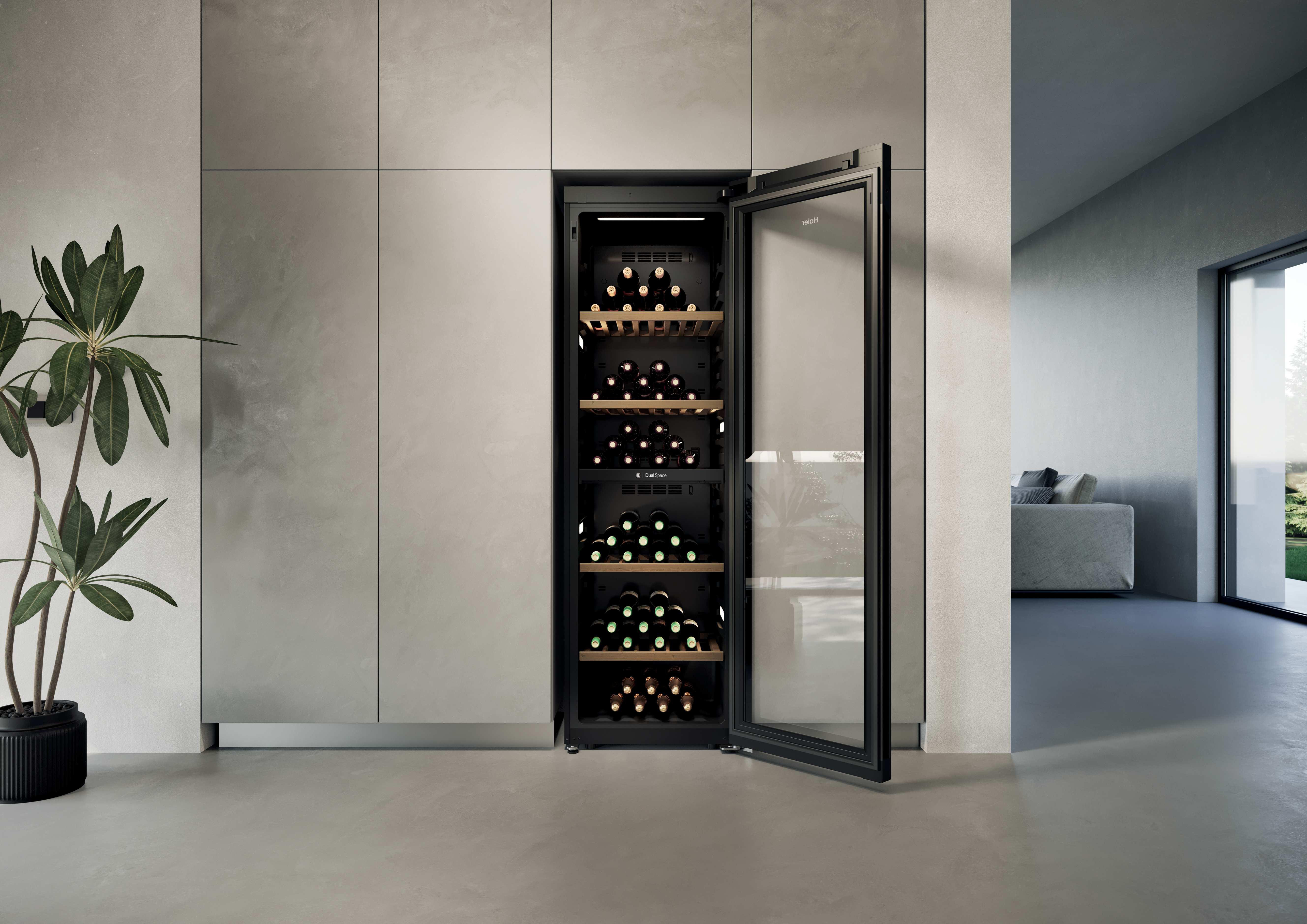 Ein moderner Weinkühlschrank mit Glastür, gefüllt mit Weinflaschen.