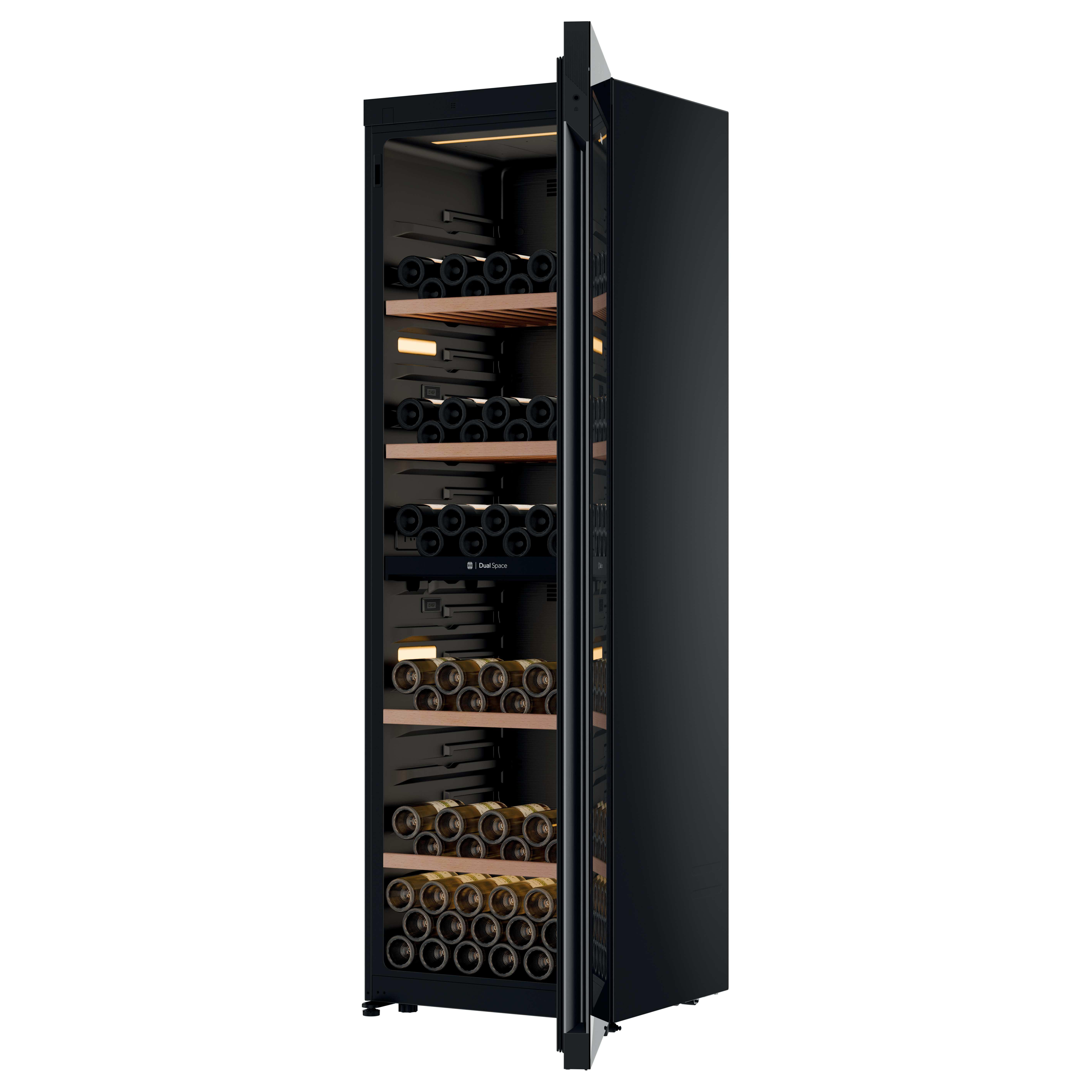 Ein schwarzer Weinkühlschrank mit geöffneter Tür, gefüllt mit Flaschen auf Holzregalen.