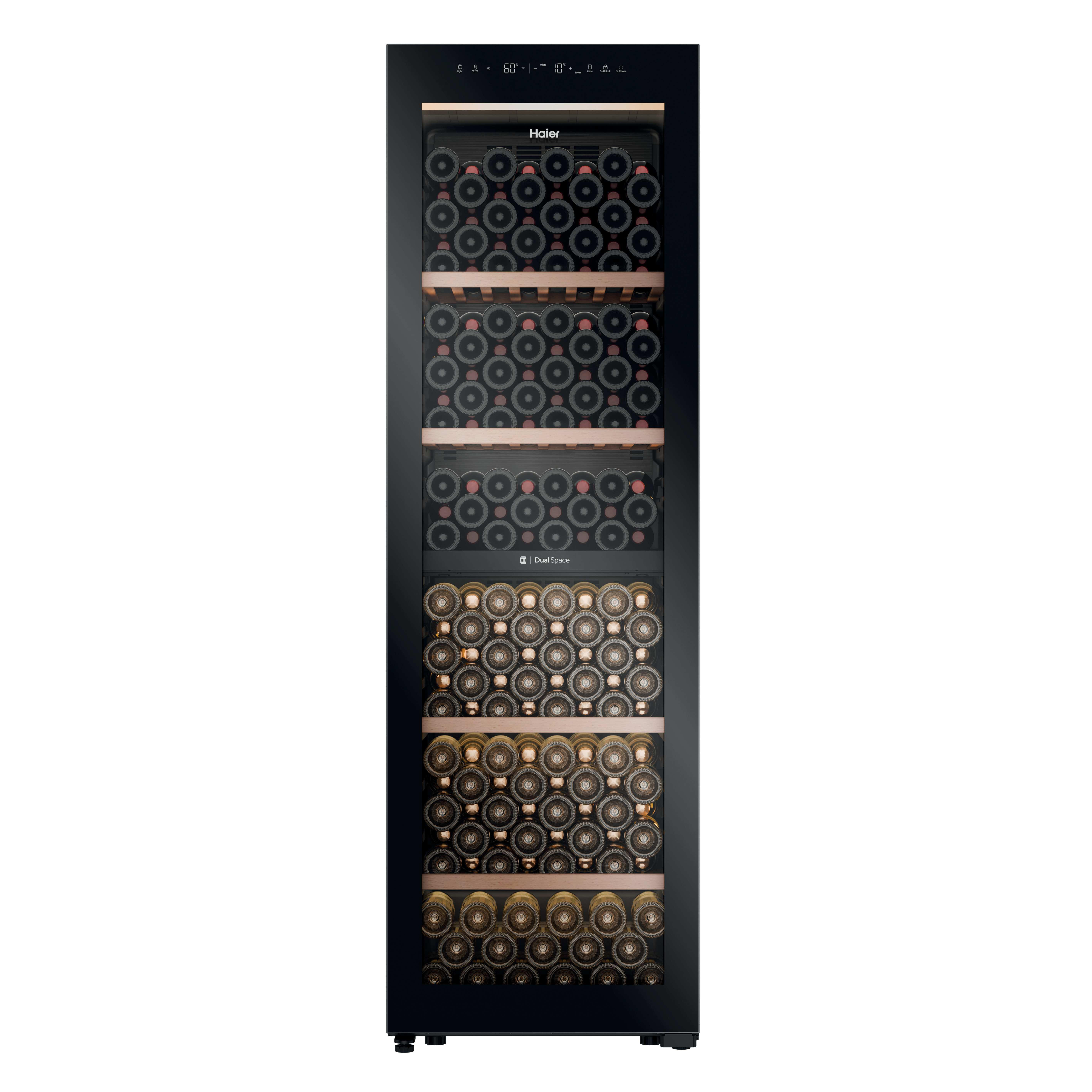 Ein schwarzer Haier Weinkühlschrank mit vielen Flaschen auf Holzregalen.