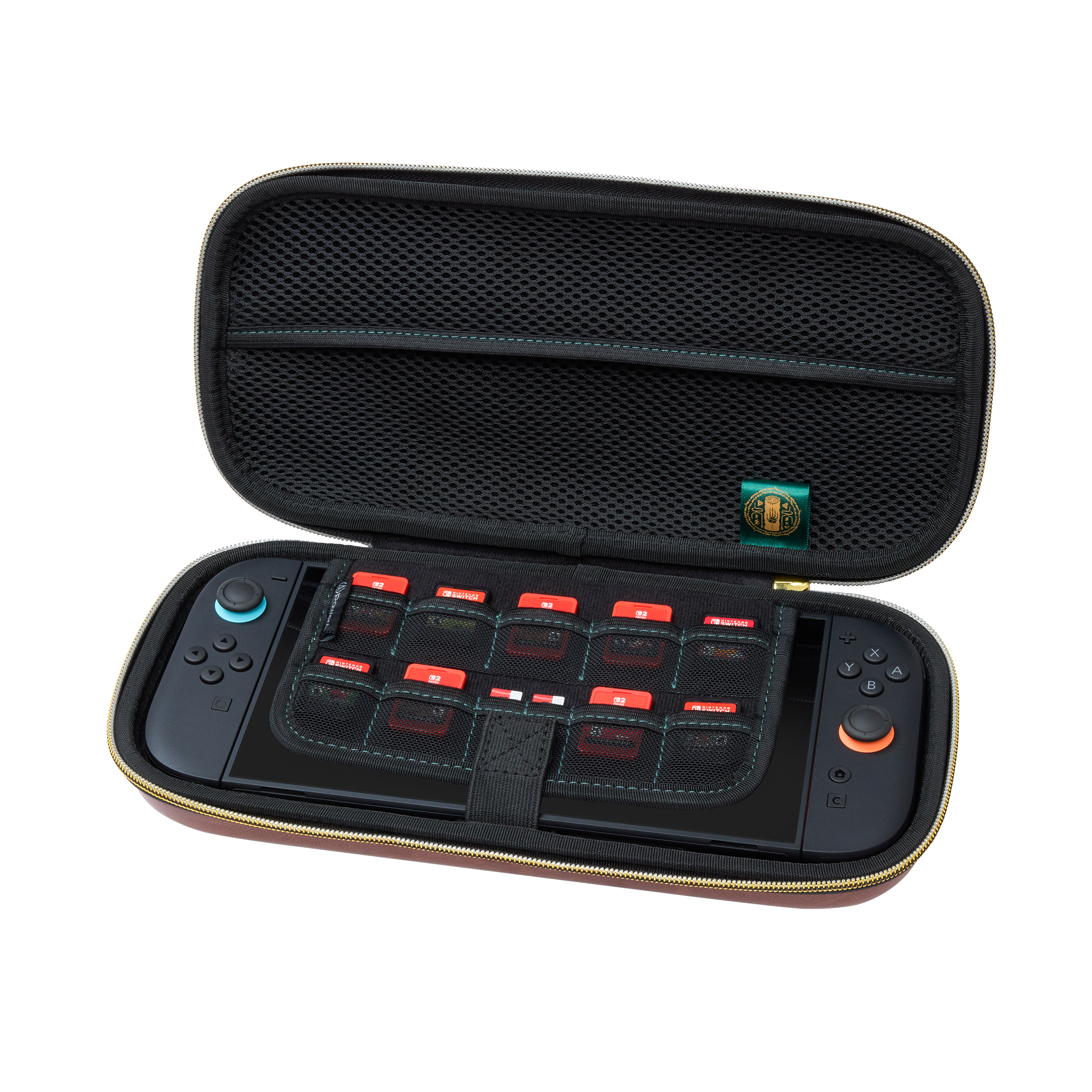 Offene Spielekonsole mit vielen Spielkarten in schwarzer Tasche.