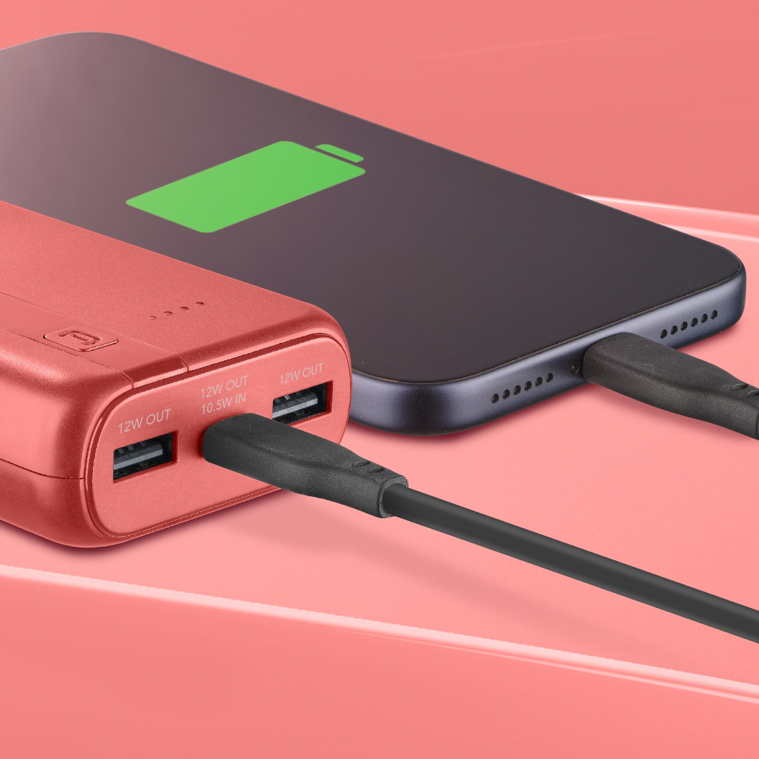 Un power bank rosso carica uno smartphone con icona batteria verde.