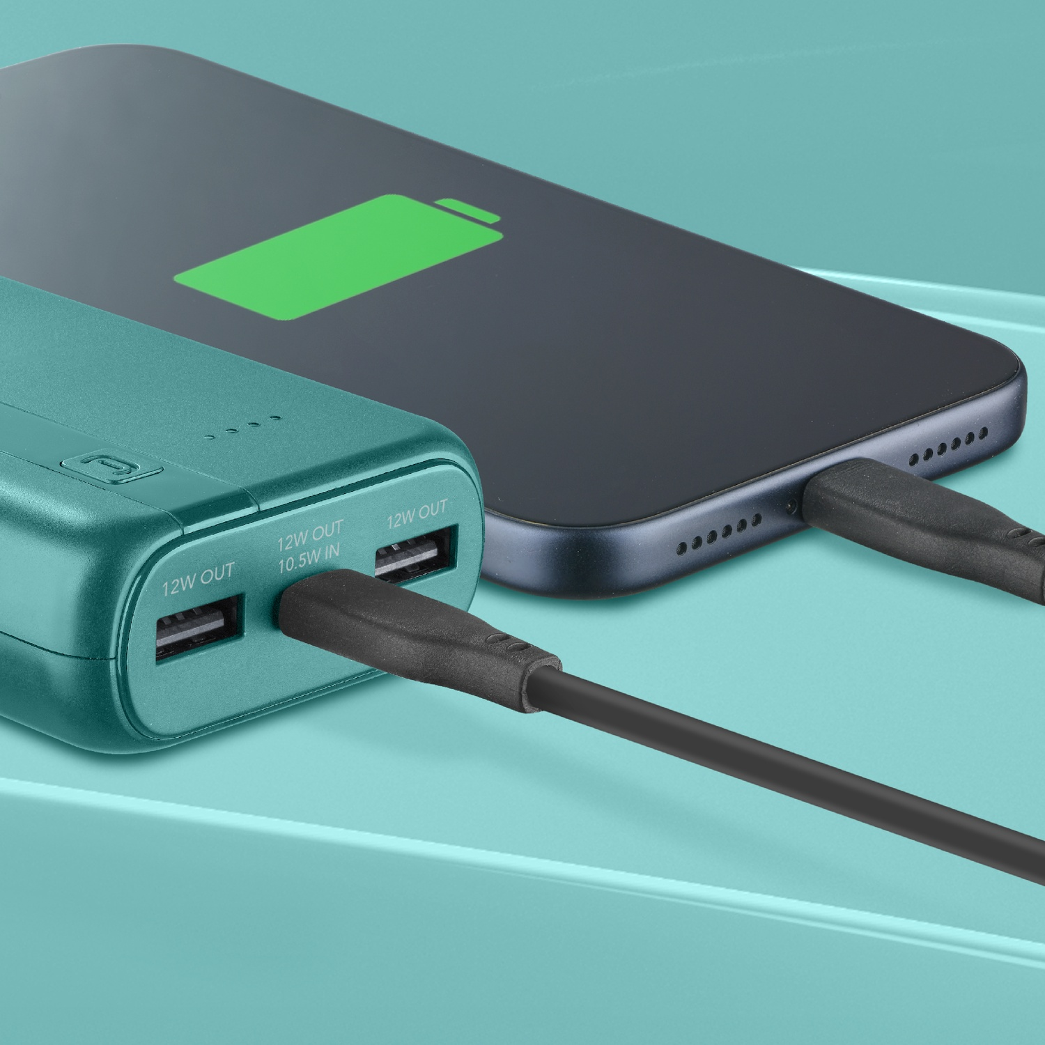Un power bank verde acqua carica uno smartphone con icona batteria verde.