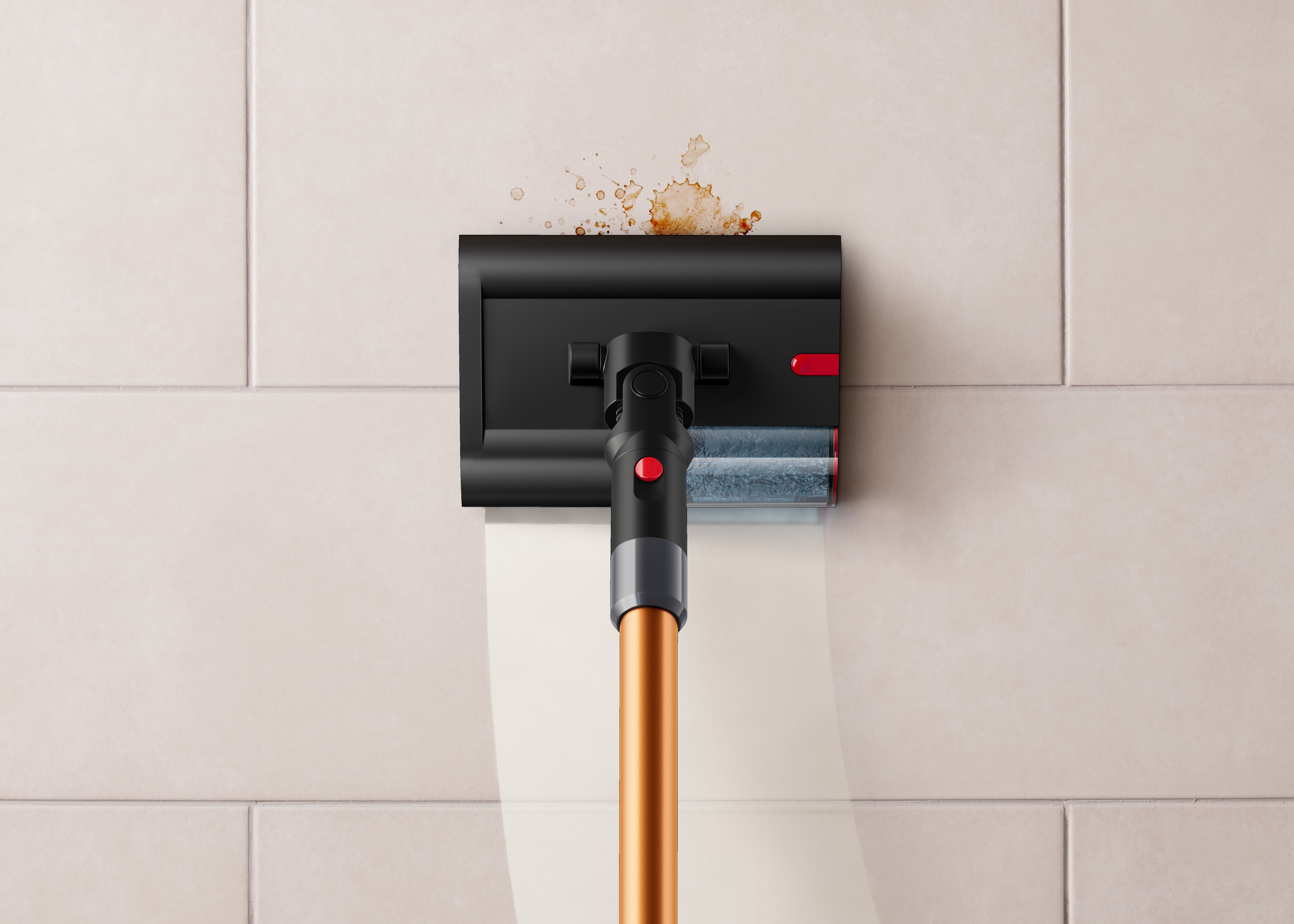 Czarna głowica odkurzacza z pomarańczowym uchwytem czyści brązowe plamy na beżowej ścianie z płytek.