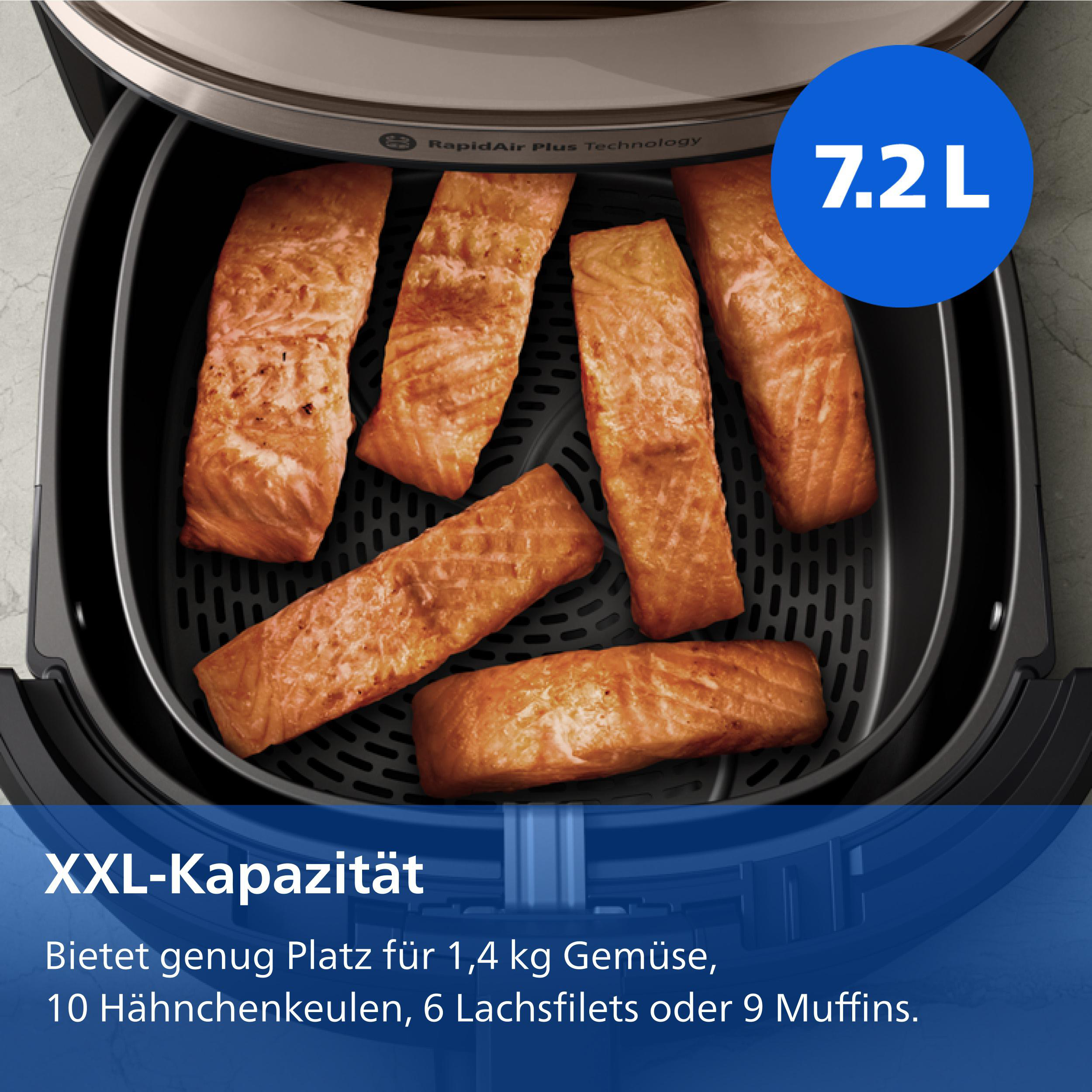 Sechs Lachsfilets garen in einem schwarzen Airfryer-Korb mit 7,2 L Kapazität.
