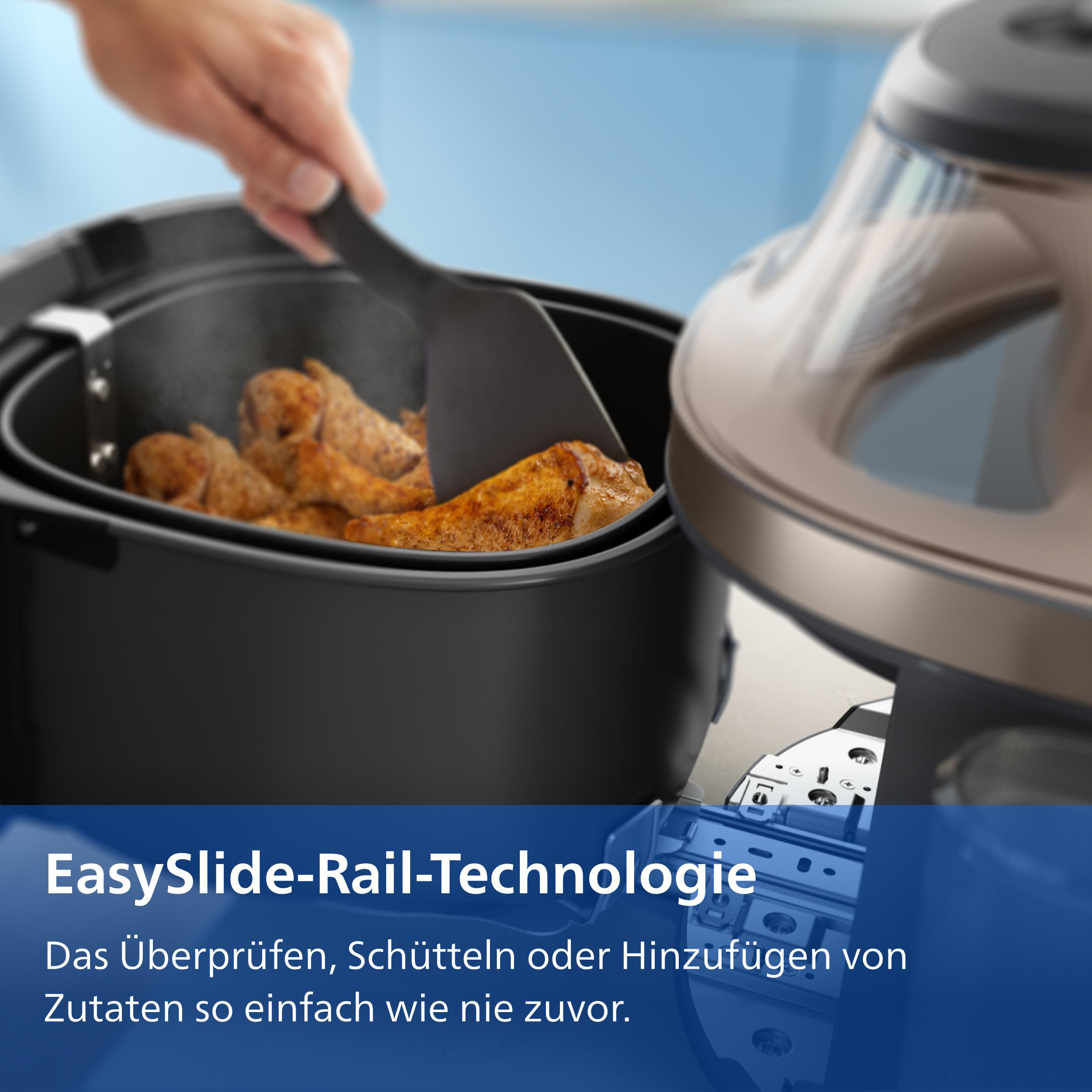 Eine Hand benutzt einen schwarzen Spatel, um Hähnchenteile aus einem Airfryer zu nehmen.