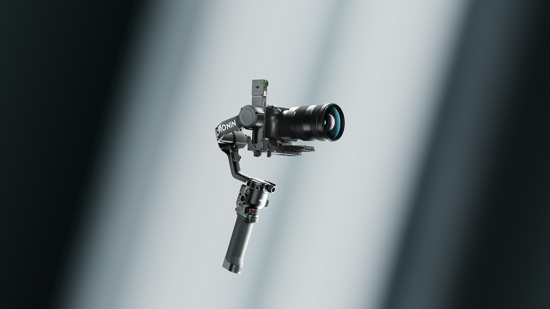 Siyah bir DJI Ronin kamera dengeleyicisi lensiyle birlikte süzülüyor.