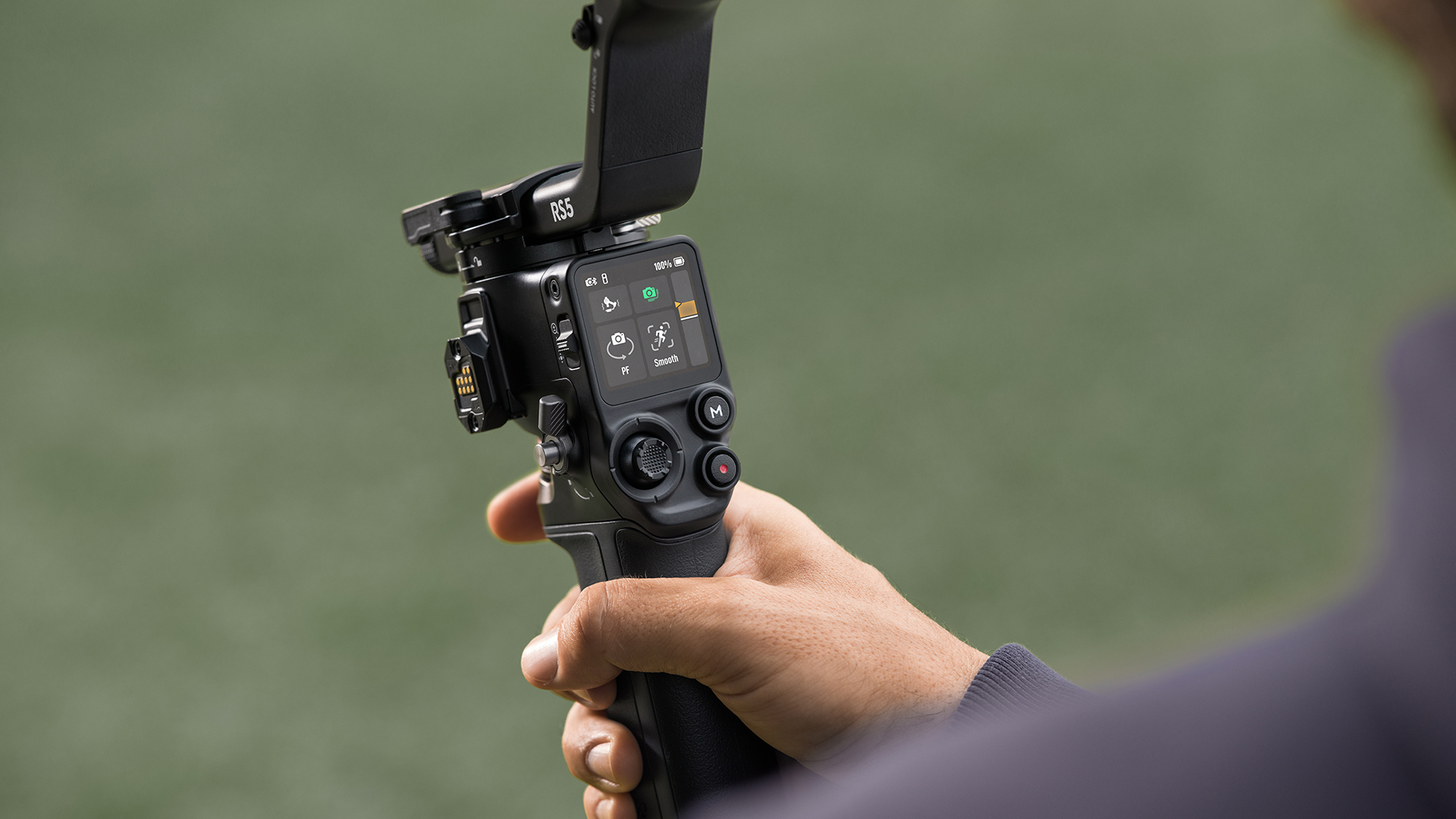 Bir el, simgeler gösteren bir gimbal tutuyor.