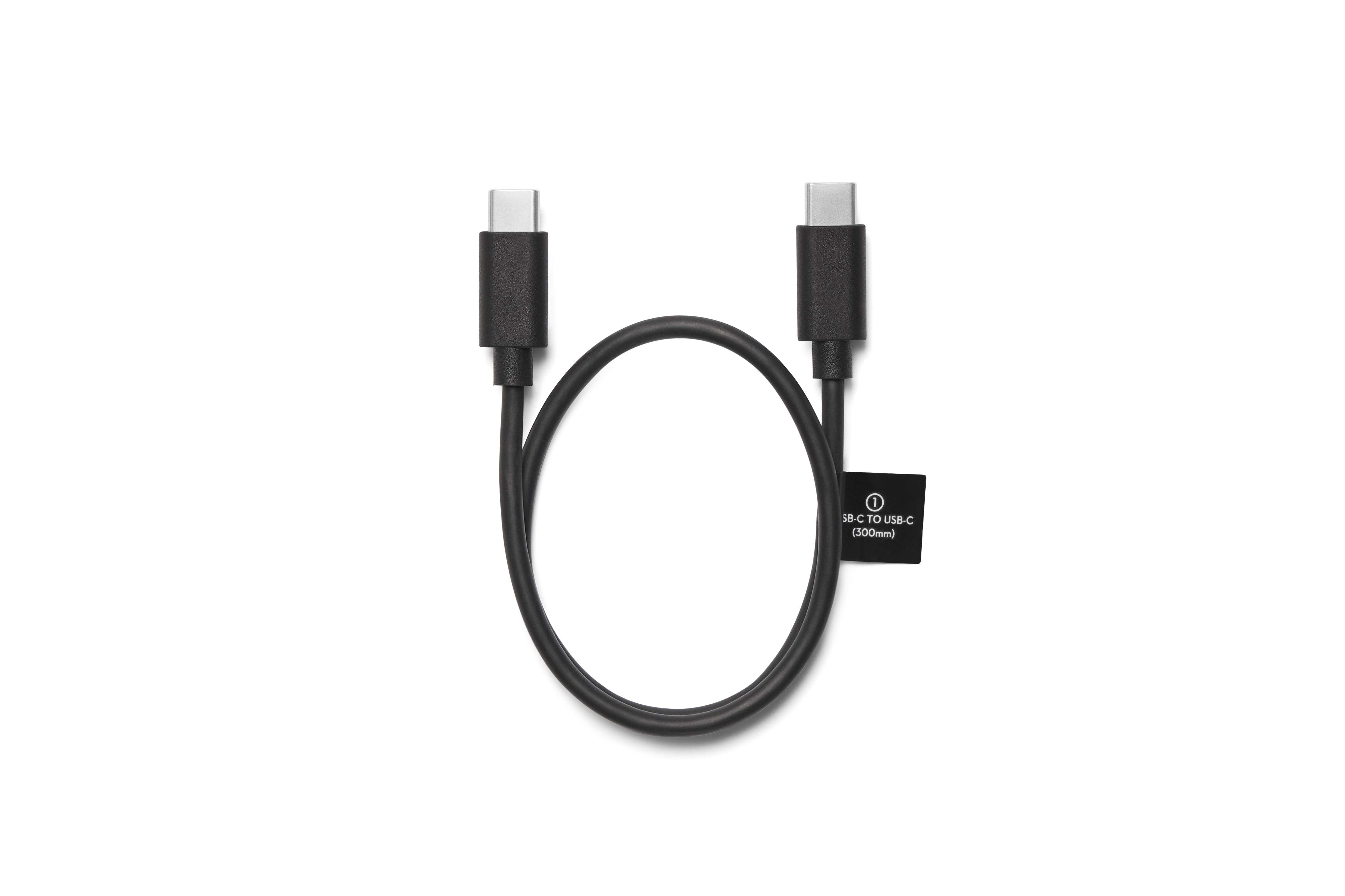 Etiketli siyah bir USB-C - USB-C kablosu.