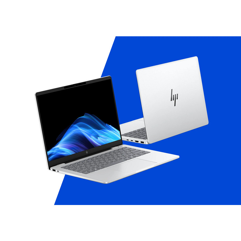 Dwa srebrne laptopy na niebieskim tle. Jeden otwarty, drugi zamknięty.