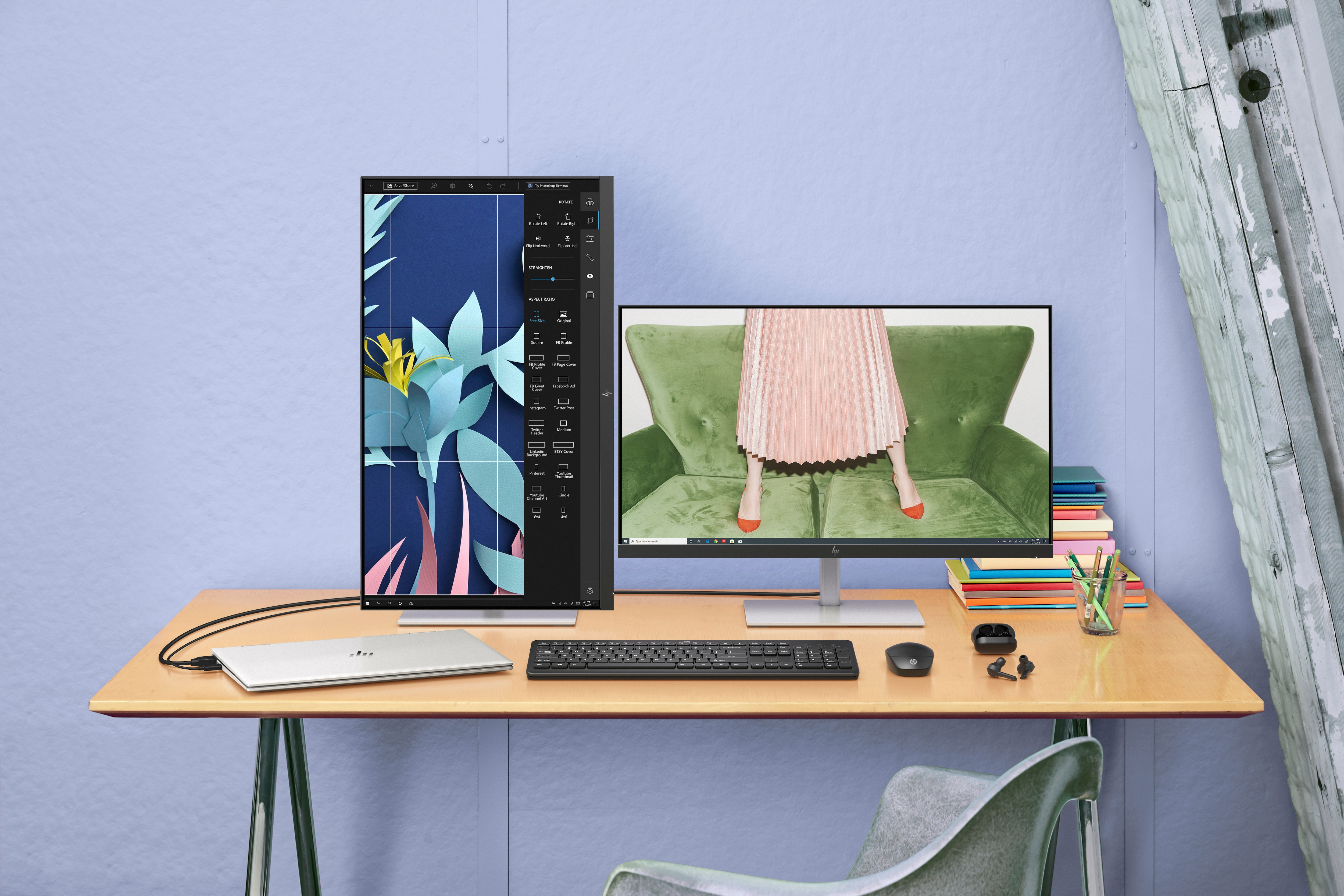 Biurko z dwoma monitorami, jeden pokazuje kolaż graficzny, drugi osobę.