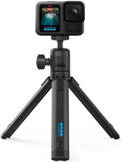 Czarna kamera GoPro z małym ekranem na małym statywie.