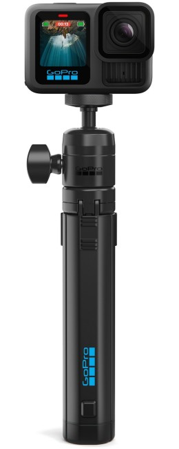 Czarna kamera GoPro z uchwytem i małym statywem. Kamera pokazuje podwodną scenę.