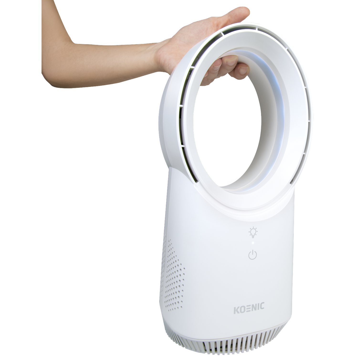 Een hand houdt een witte, ringvormige ventilator met een KOENIC-logo vast.