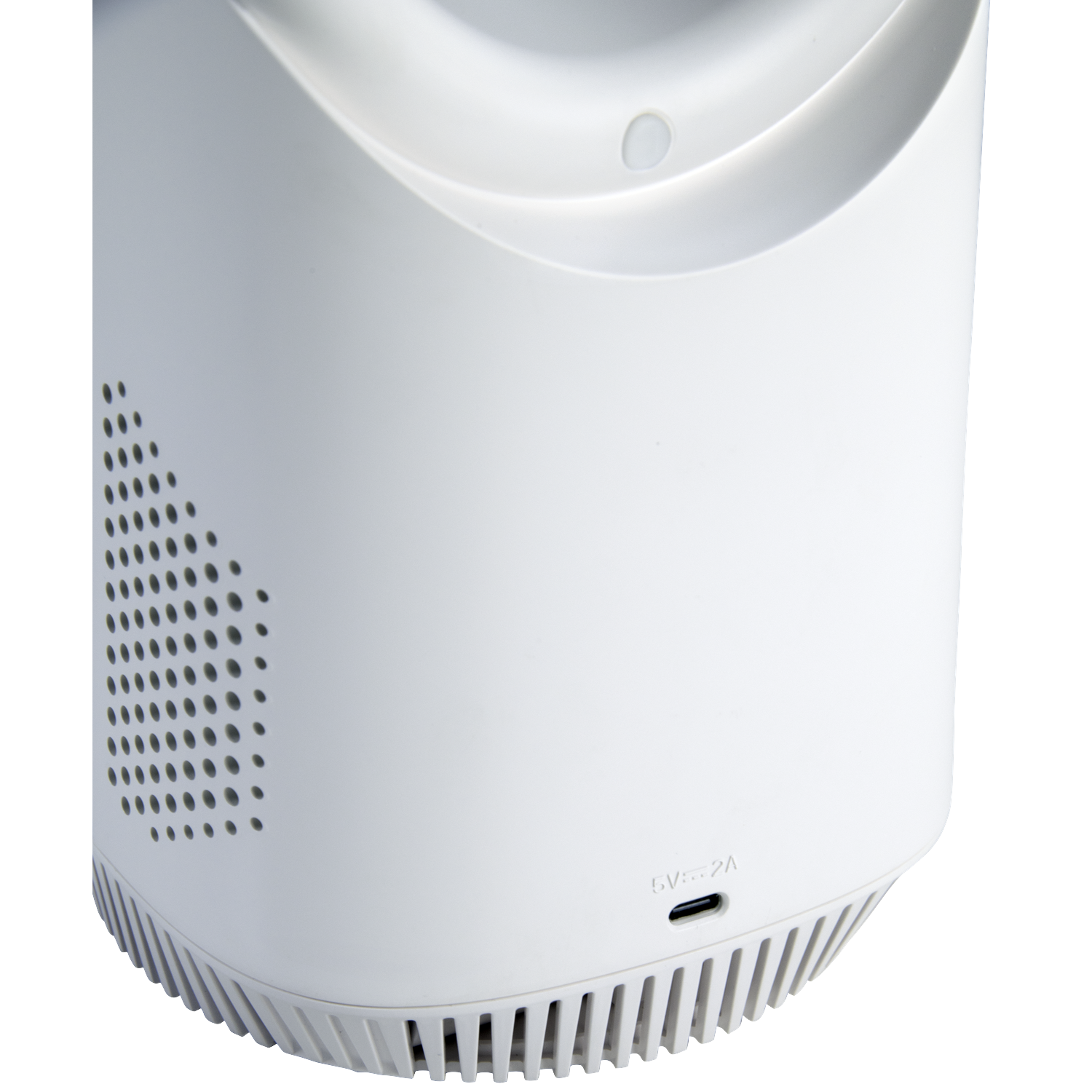 Een wit apparaat met ventilatieopeningen en een USB-poort.