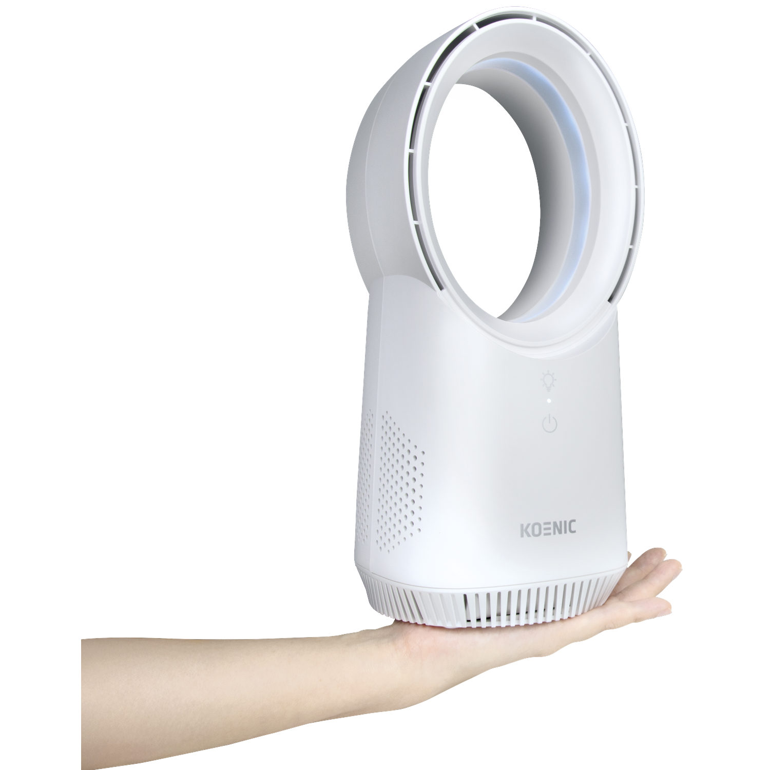 Een witte bladeless ventilator rust op een hand tegen een zwarte achtergrond.