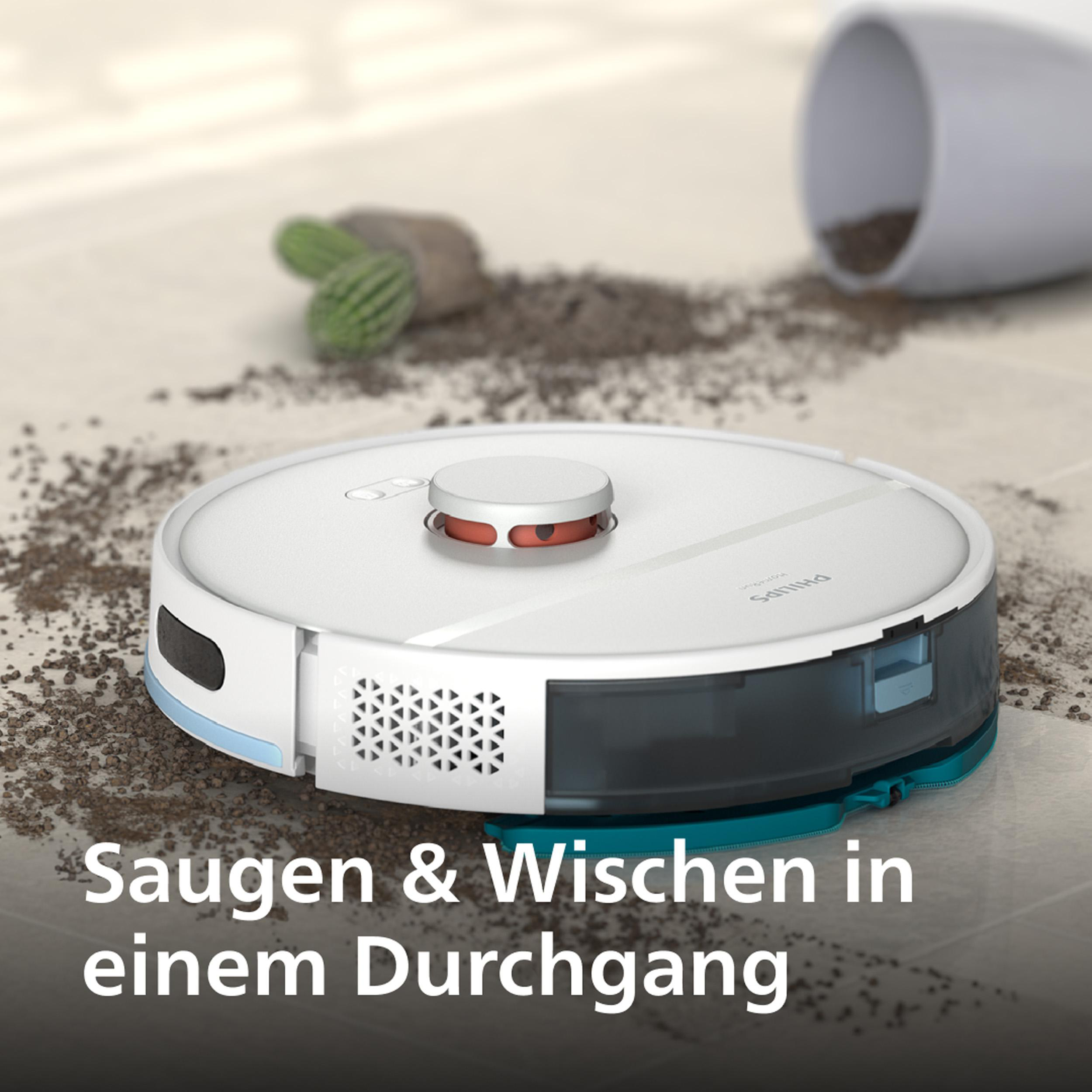 Ein Saugroboter reinigt einen schmutzigen Boden. Im Hintergrund eine umgekippte Pflanze.