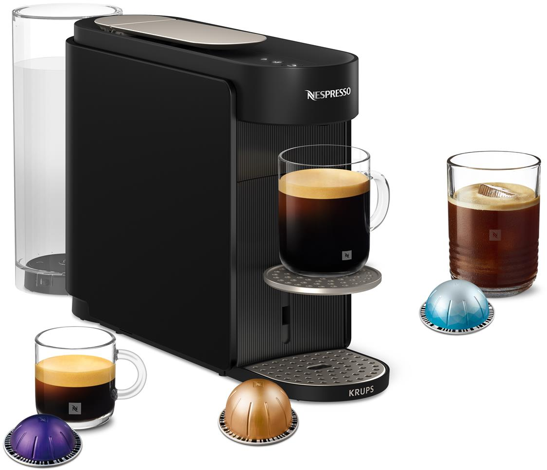Eine schwarze Nespresso-Kaffeemaschine mit Wasserbehälter, zwei Tassen Kaffee und Kapseln.
