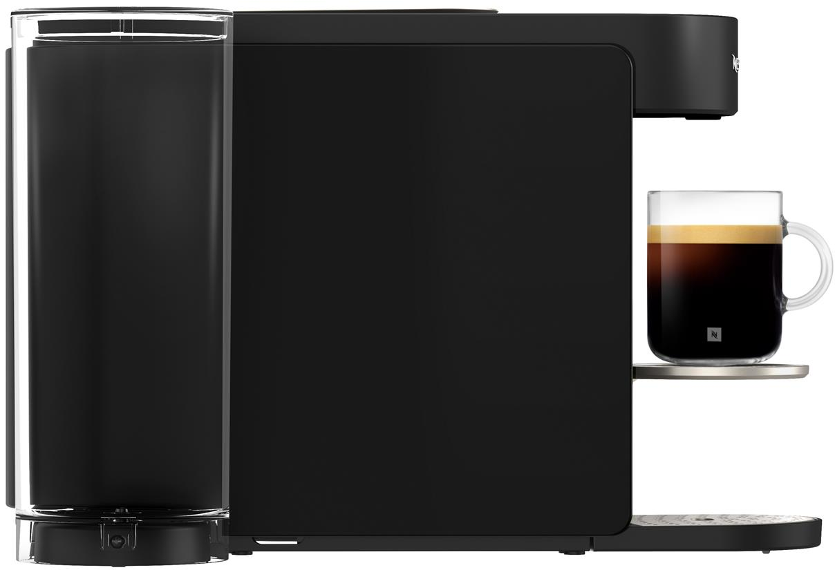 Schwarze Kaffeemaschine mit einem Glas Kaffee mit Crema daneben.